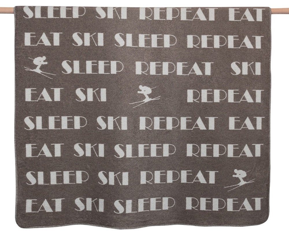 Wohndecke Savona 'Eat Ski Sleep Repeat' 150 x 200 cm, DAVID FUSSENEGGER Schlamm