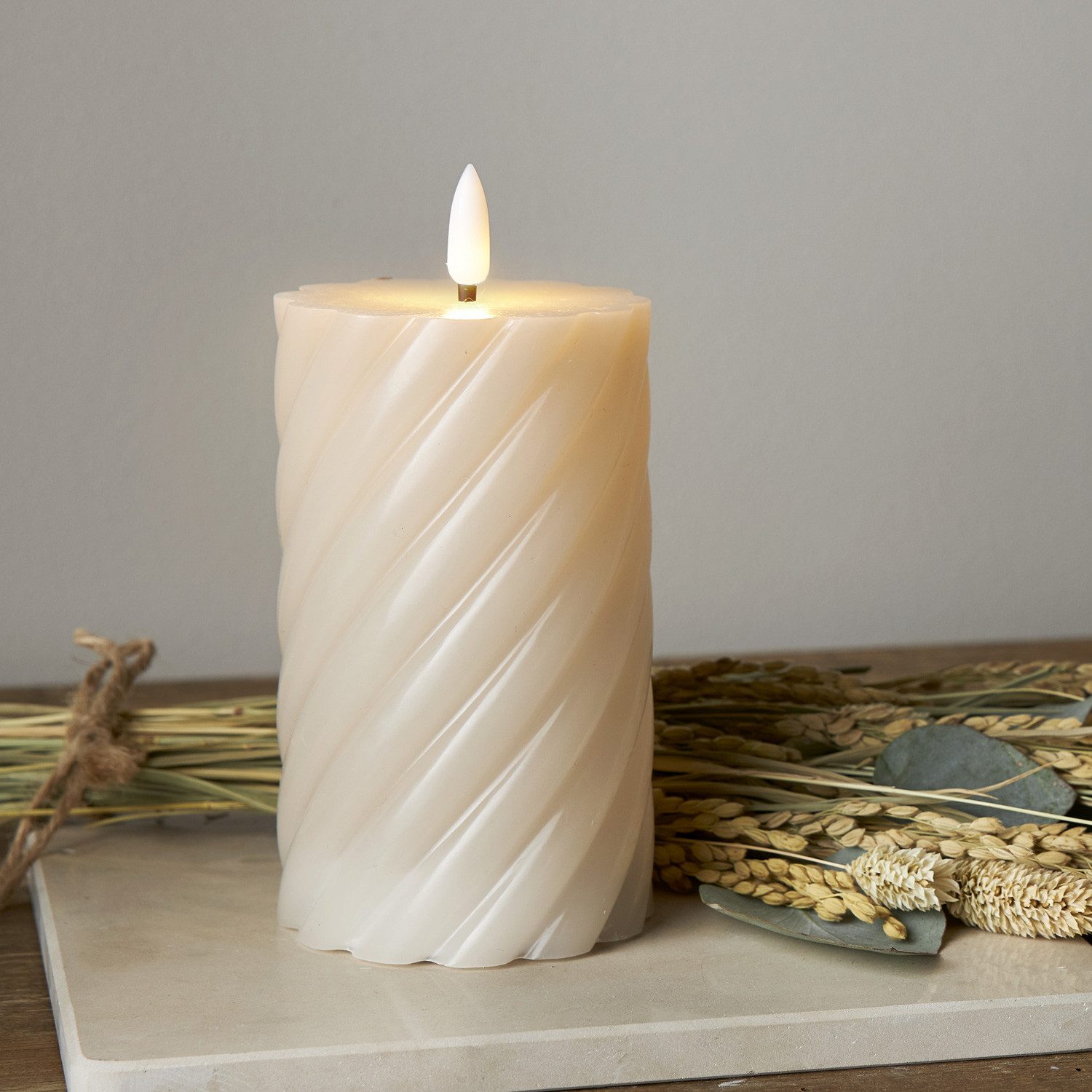 STAR TRADING LED-Kerze Stumpenkerze Swirl Echtwachs gedreht 3D Flamme H: 15cm Timer beige, LED Classic, warmweiß (2100K bis 3000K)