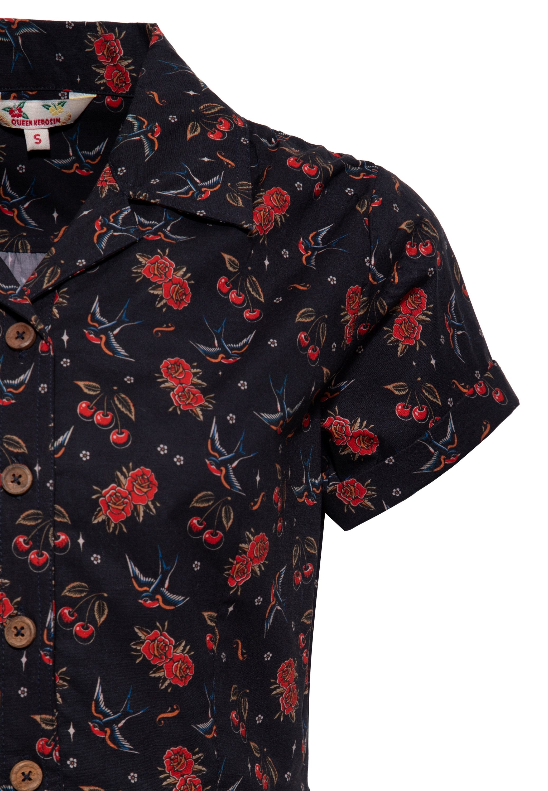 QueenKerosin Kurzarmbluse Cherries & Roses mit Allover-Print