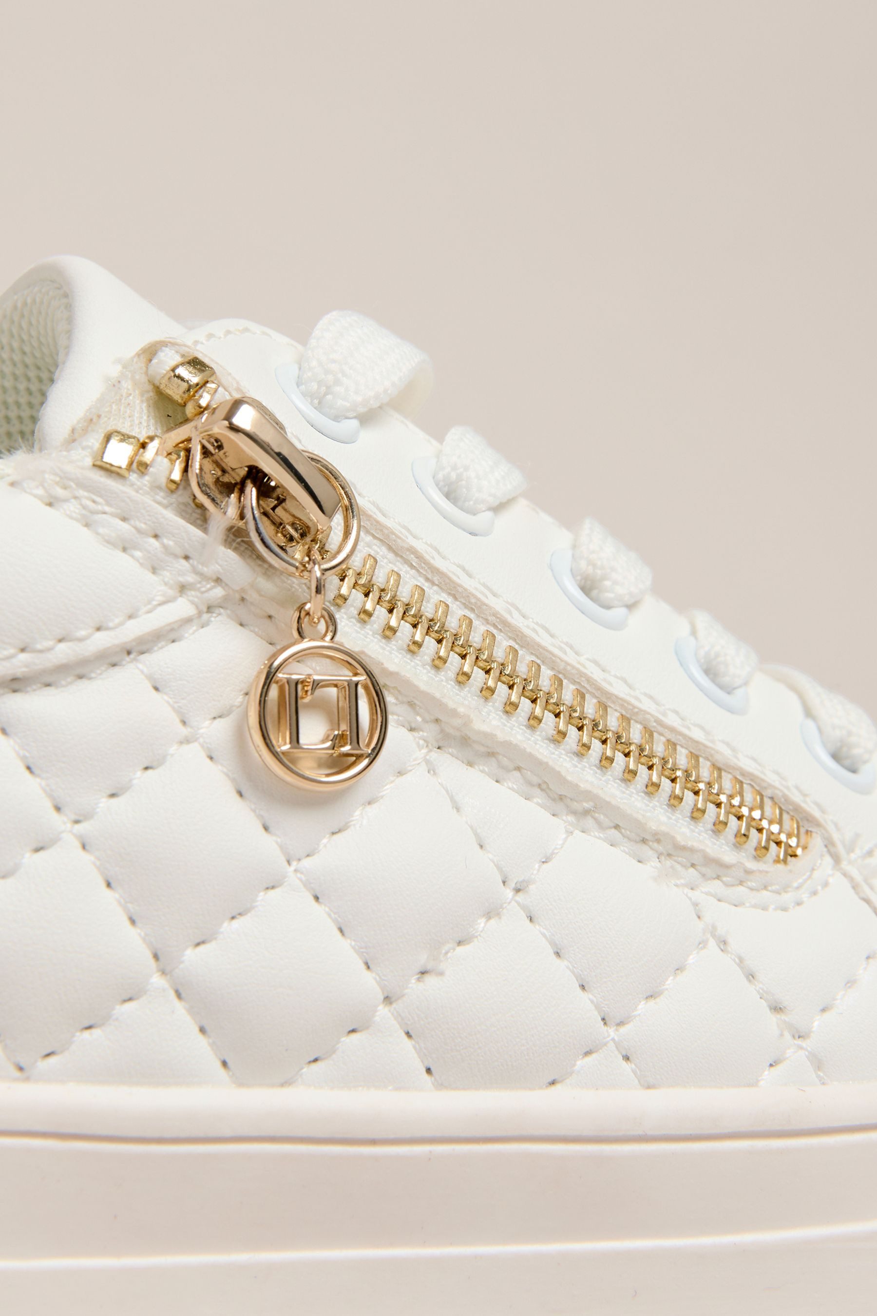 LIPSY Lipsy Gesteppte Sport-Sneaker mit Schnürung Sneaker (1-tlg)