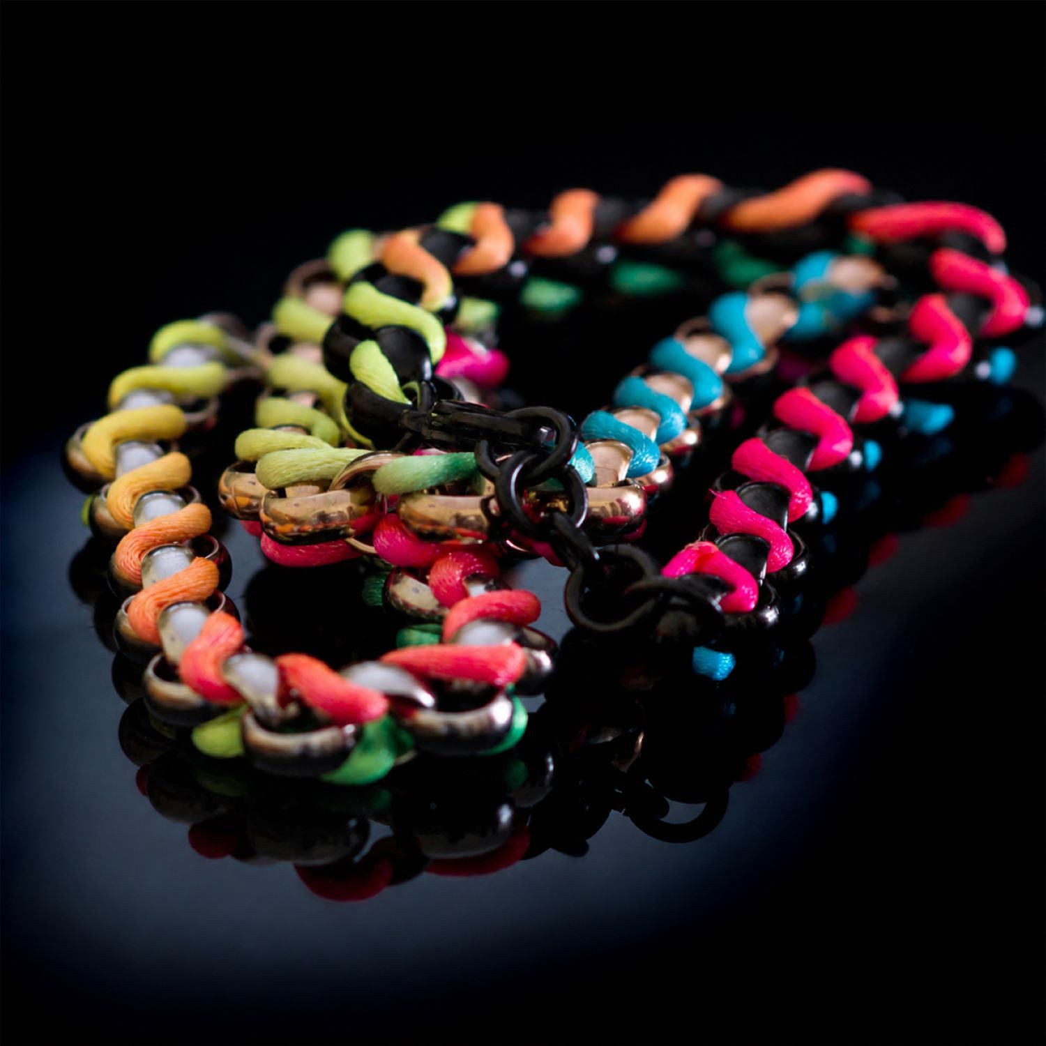 Kingka Gliederarmband aus Edelstahl schwarz mit eingeflochtenen Textilband neonfarben, Zu Shirt, Hoodie, Jeans, Sneaker! Büro, Urlaub, Party, Geschenkidee