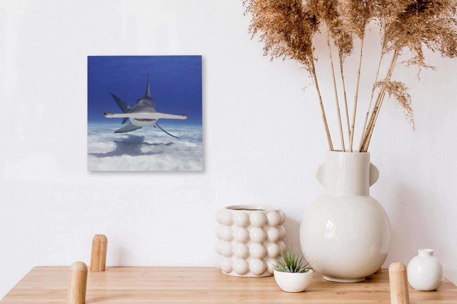 Ein Nähe des Leinwandbild OneMillionCanvasses® in (1 Schlafzimmer Hammerhai Leinwand in klaren Wohnzimmer Bilder Meeresbodens, der Meer St), einem für