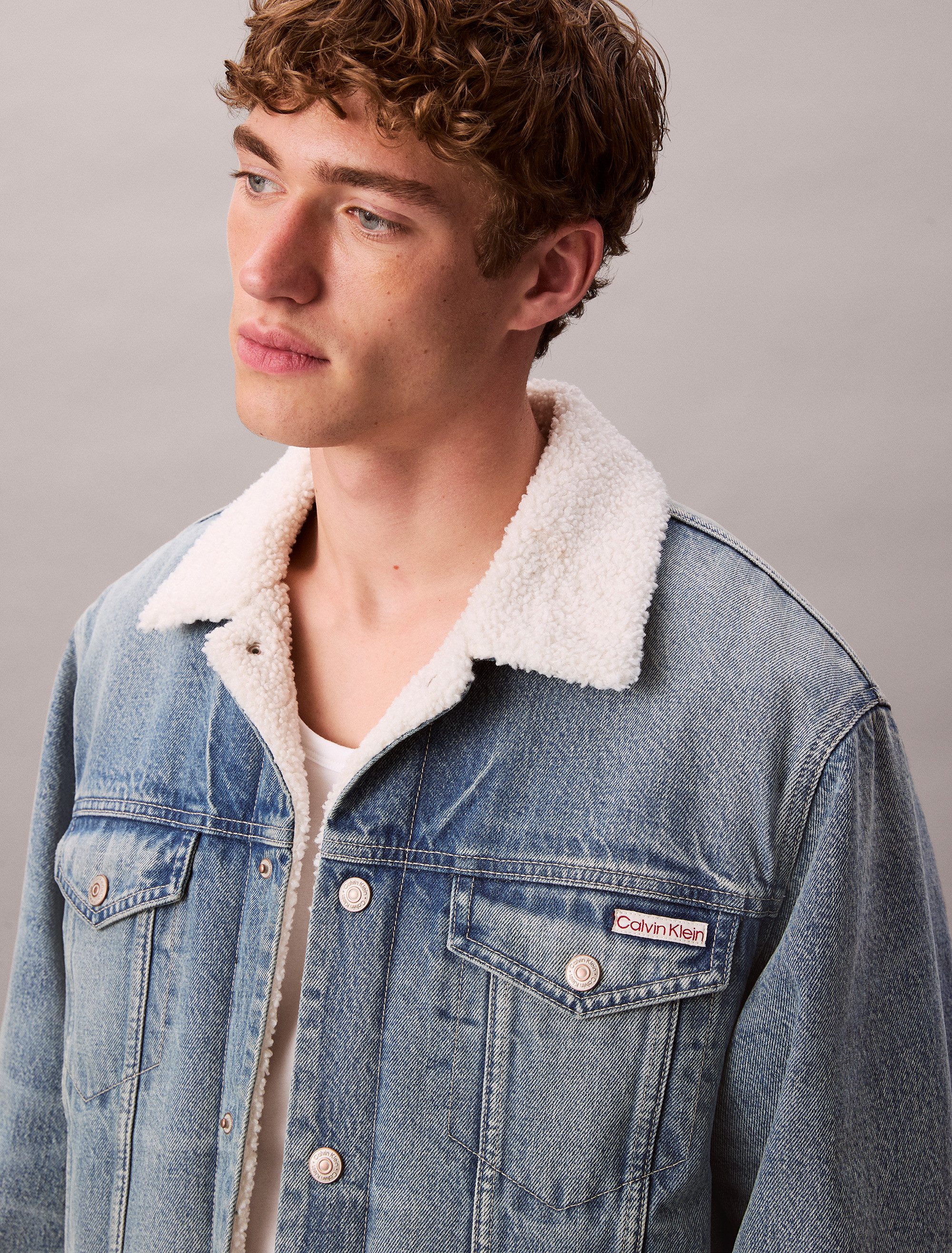 Calvin Klein Jeans Jeansjacke 90S SHERPA TRUCKER TINTED THUNDR Mit Rundhalsausschnitt, regular fit
