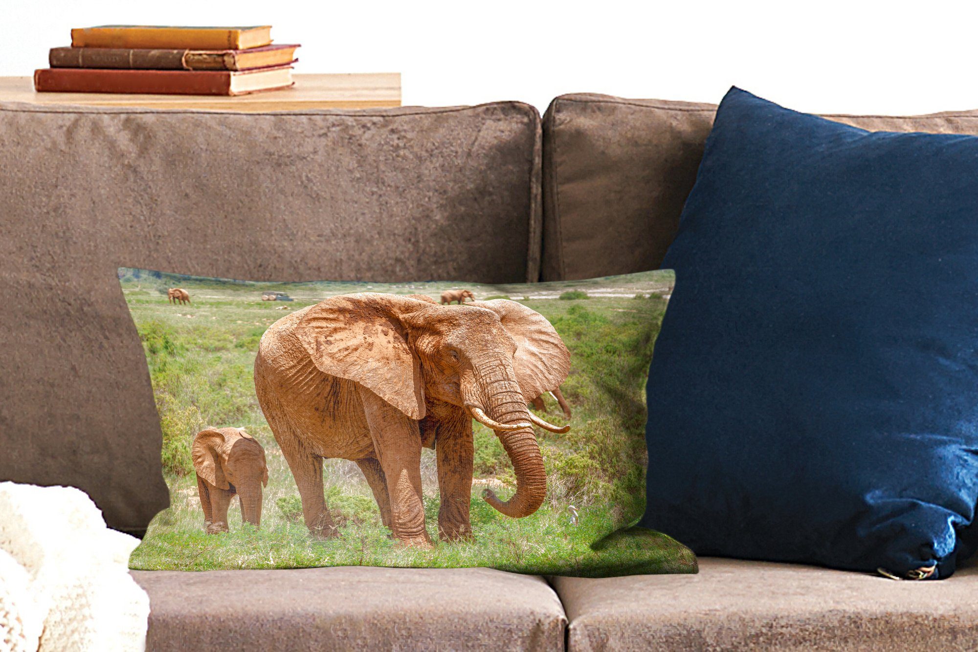 MuchoWow Dekokissen Elefantenbaby mit seiner Dekoration, Gras, mit im Mutter Schlafzimmer Zierkissen, Füllung, Wohzimmer Dekokissen