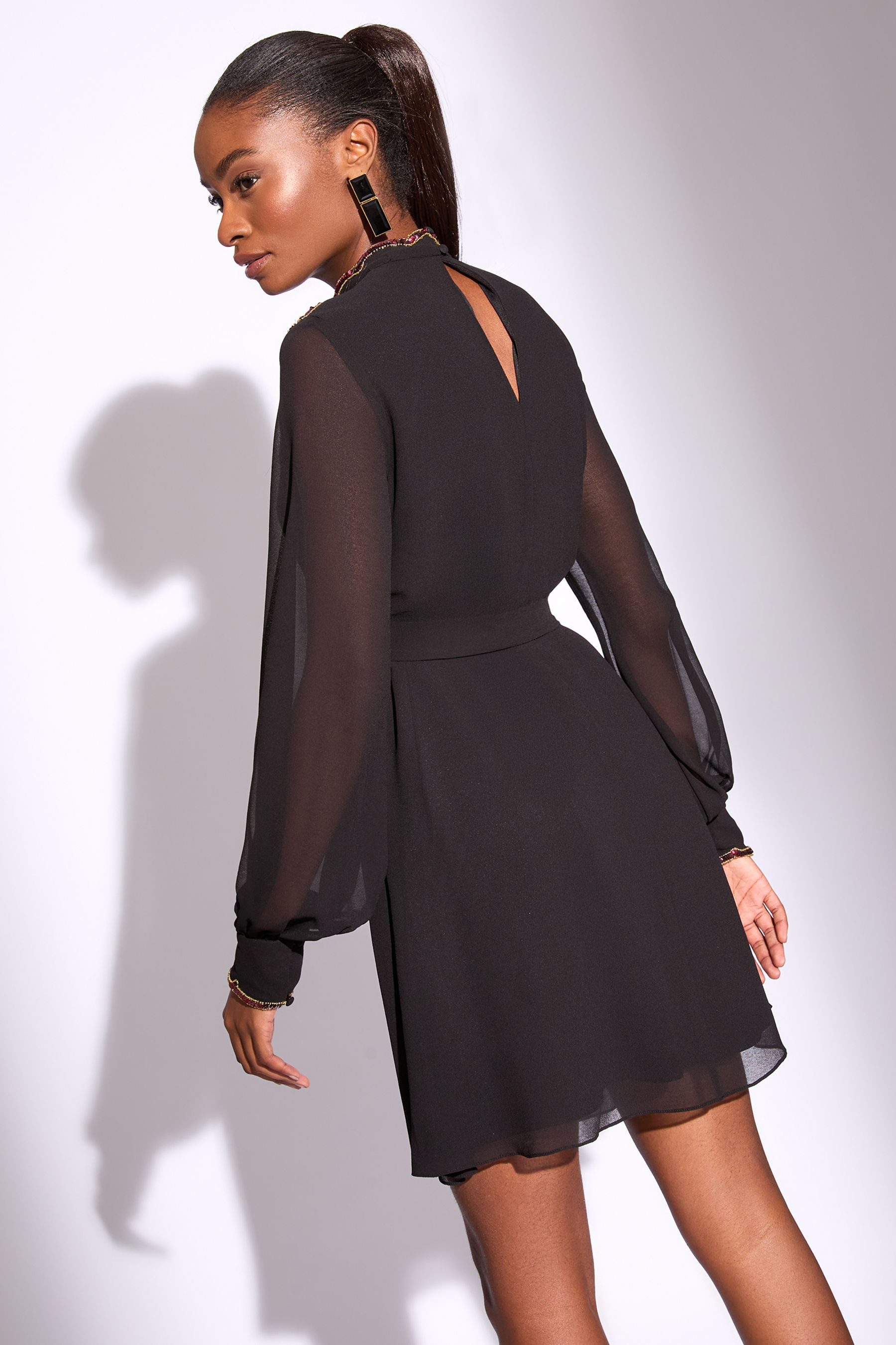 LIPSY Minikleid Lipsy Verziertes langärmeliges Minikleid, Regular (1-tlg)