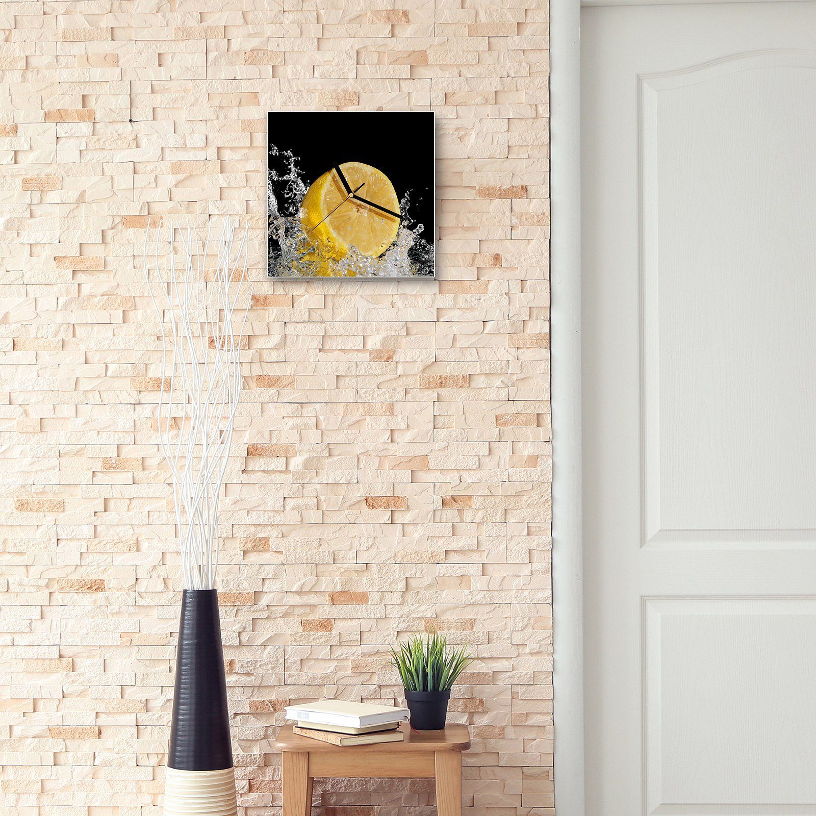 Primedeco Wanduhr 30 x 30 Wanduhr cm mit Glasuhr Wandkunst Größe Motiv auf Wassersplash Zitrone