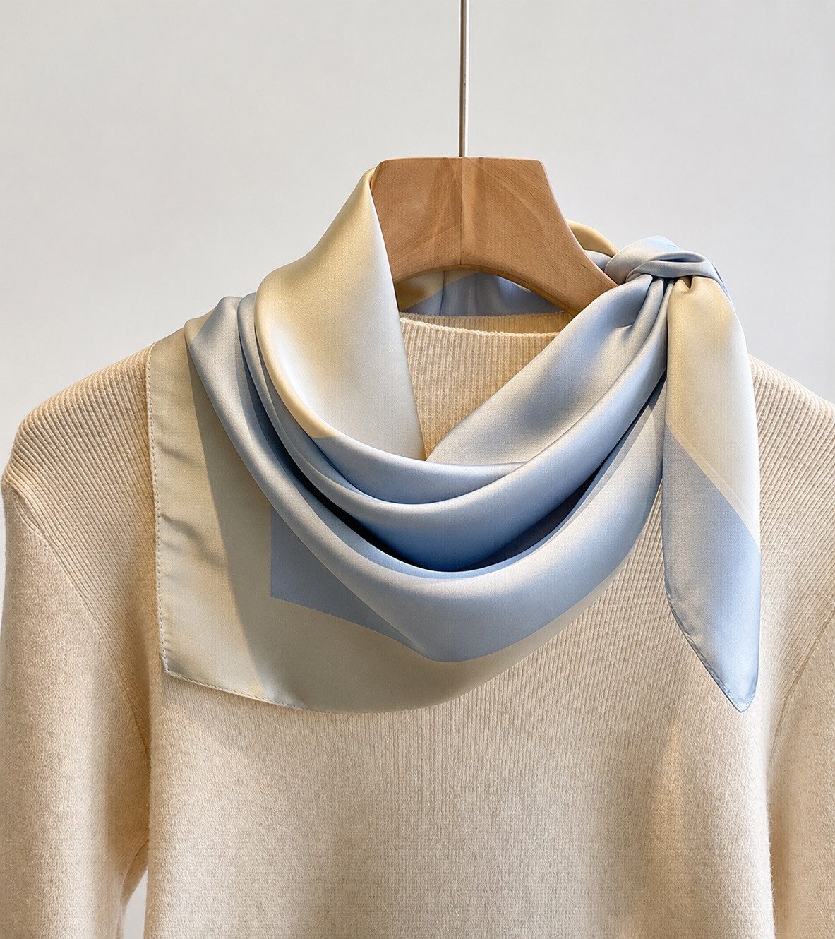MOPUEA Bandana Damen Halstuch 70×70cm Weiches Tuch aus Polyester für Hals und Taschen, (Faux Seidenschal Seidentuch Kopftuch Vierecktuch, 1-St. for Frauen Seidengefühl Schal Satin Hijab Mode Wraps Haarbänder Band), Geschenk für Frauen/Mutter/Großmutter