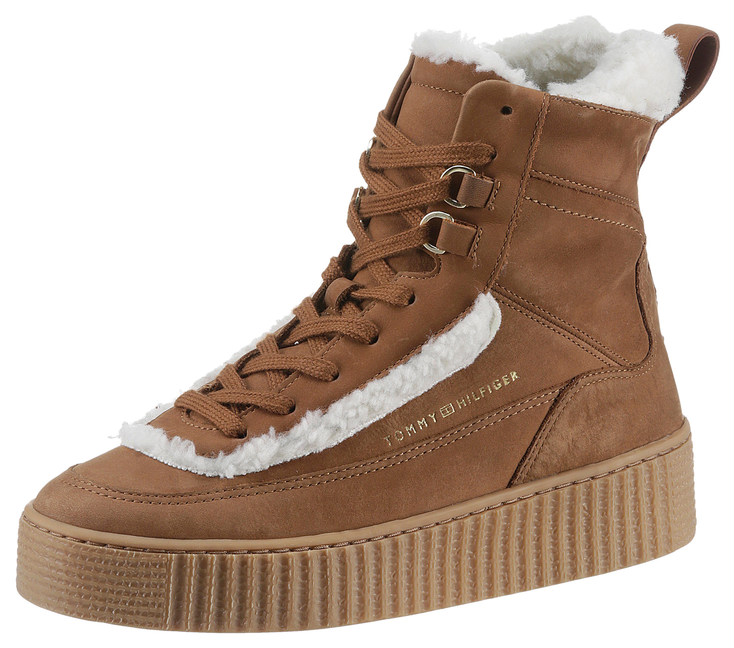 Winterboots Fellimitat-Besätzen Hilfiger WARMBOOTIE ESSENTIAL cognac UP mit Tommy LACE