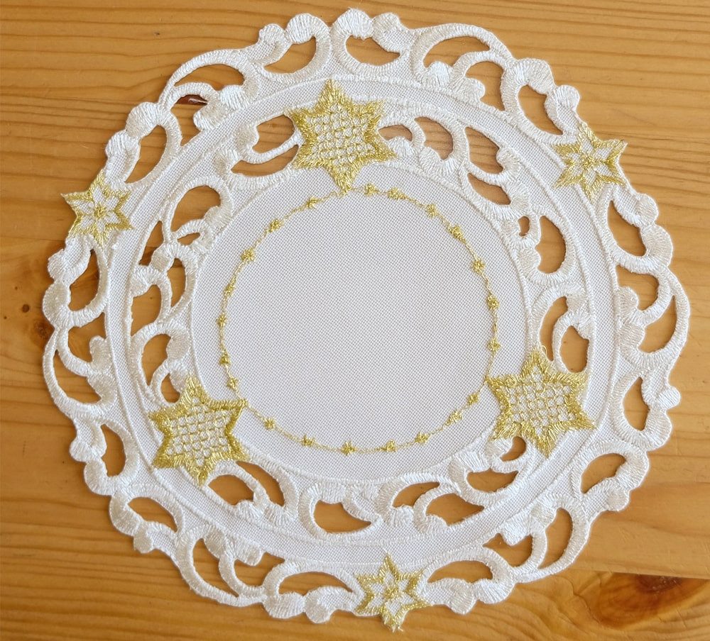 matches21 HOME & HOBBY Tischdecke Tischdeckchen SELINA Stern Cutout Stick ecru gold Polyester Ø 20 cm (1-tlg), Pflegeleicht & waschbar bei 30 °C