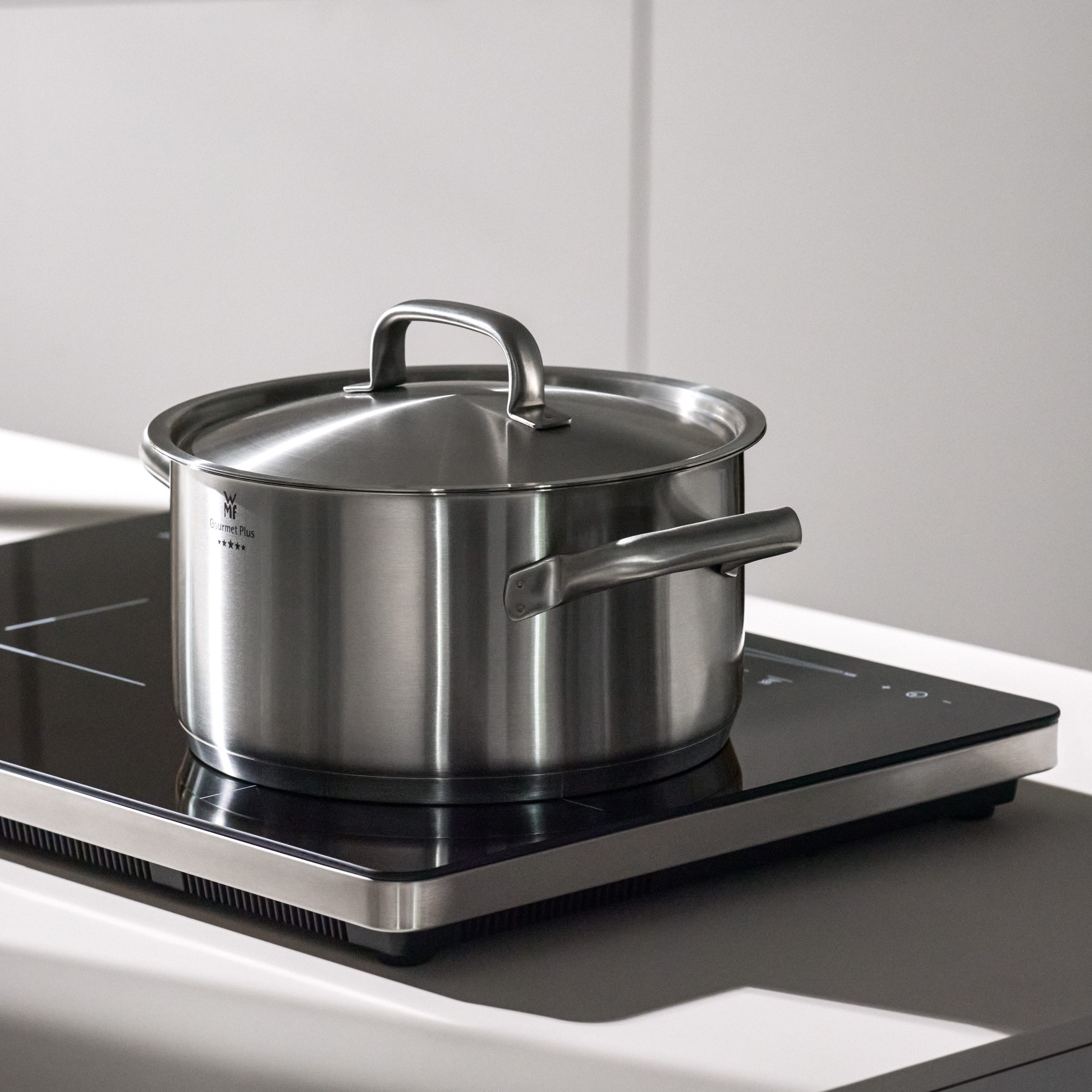 WMF Kochtopf Gourmet Plus, Cromargan® Edelstahl Rostfrei 18/10 (2-tlg), wärmeduzierende Hohlgriffe, Innenskalierung, breiter Schüttrand