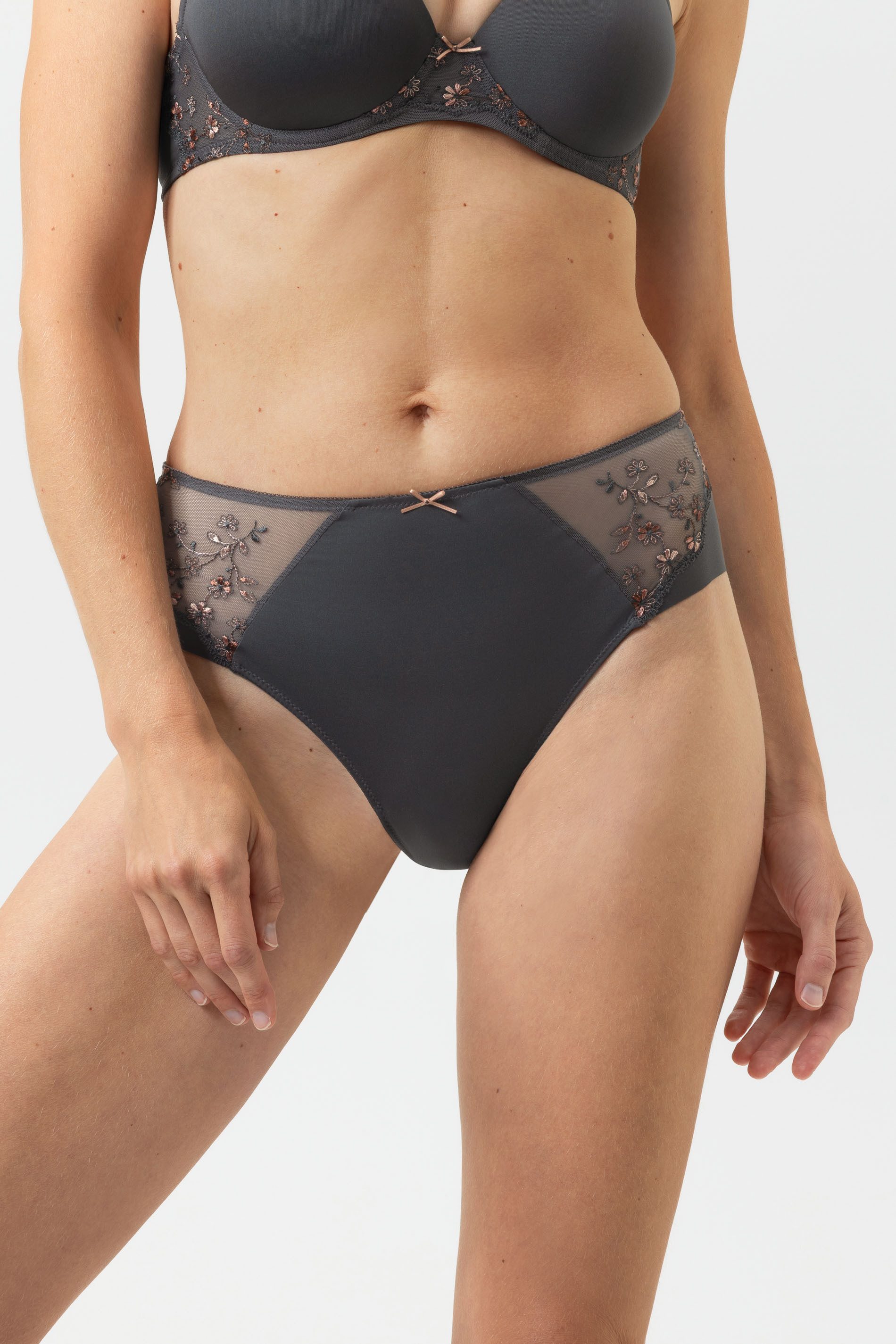 Mey Hipster Serie Delightful Uni (1-St., 1) Dessous-Slip, florale Tüll-Stickerei, mit Baumwoll-Zwickel