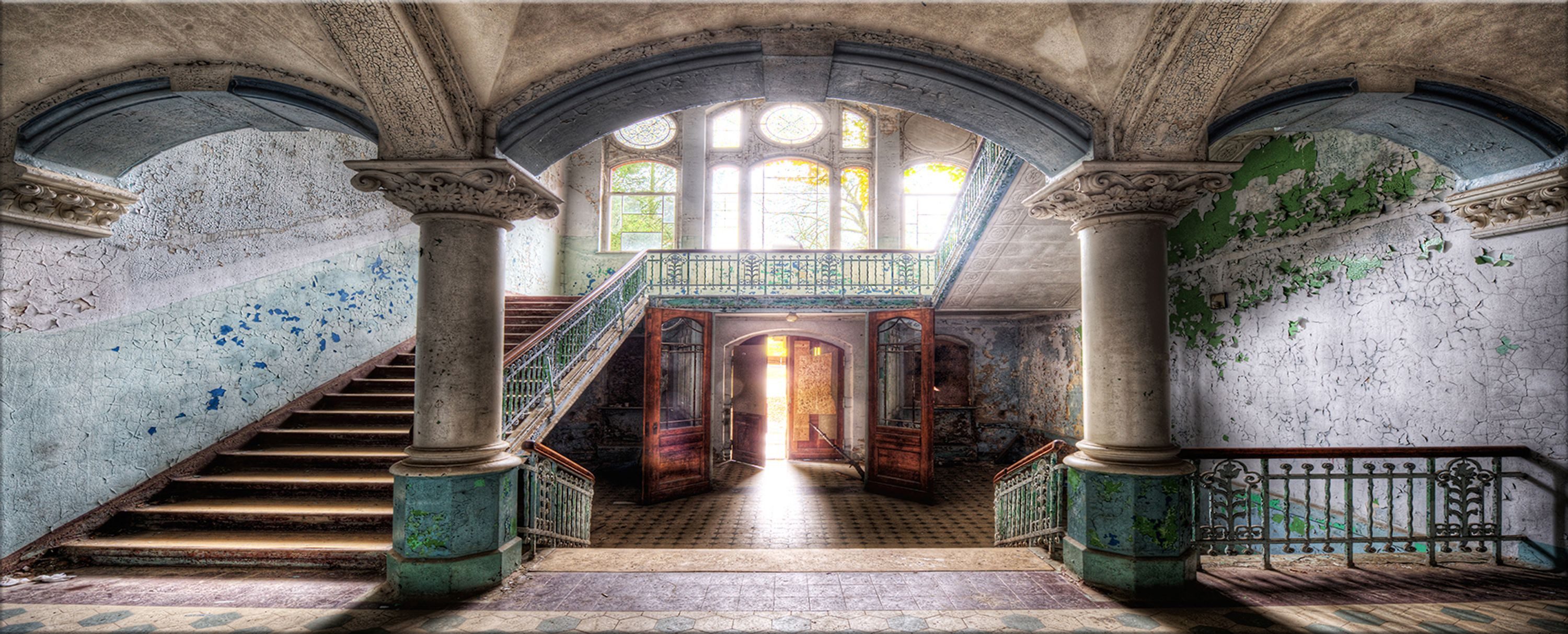 artissimo Glasbild XXL Bild aus Glas 125x50 cm / Panorama Wandbild groß / Wanddeko modern, Architektur und Lost Places: Beelitz Heilstätten türkis beige