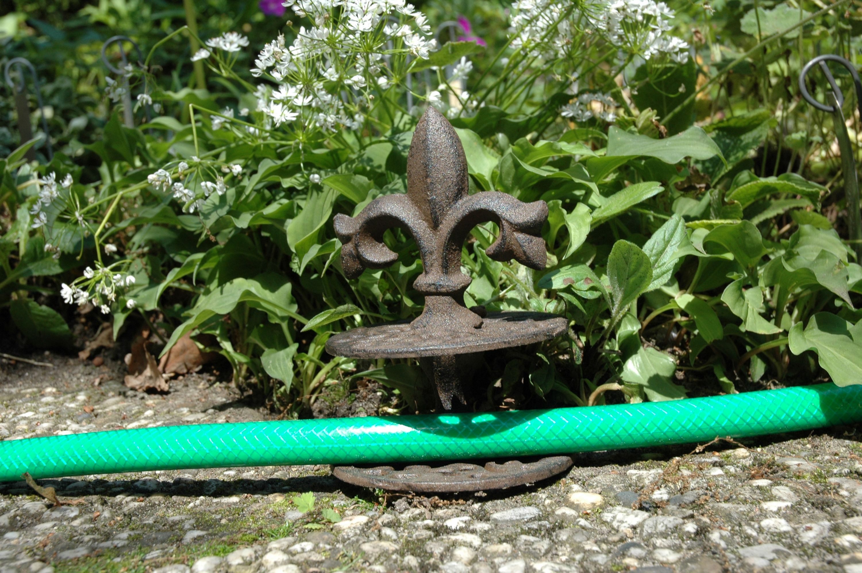 esschert design Wandschlauchhalter Gartenschlauchführung Schlauchführung Lilie Bewässerungssystem Garten, (1 x Gartenschlauchführung)
