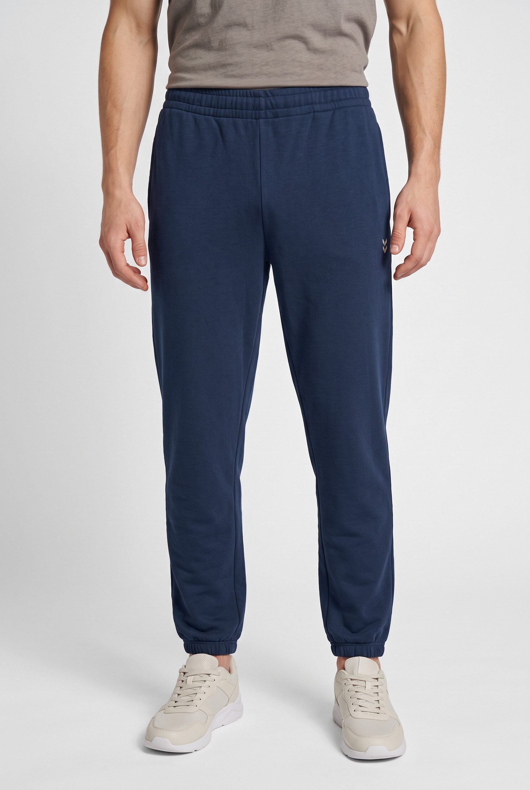 hummel Jogginghose HMLPULSE SWEAT PANTS mit gesticktem Chevron-Logo, aus Baumwolle und Polyester