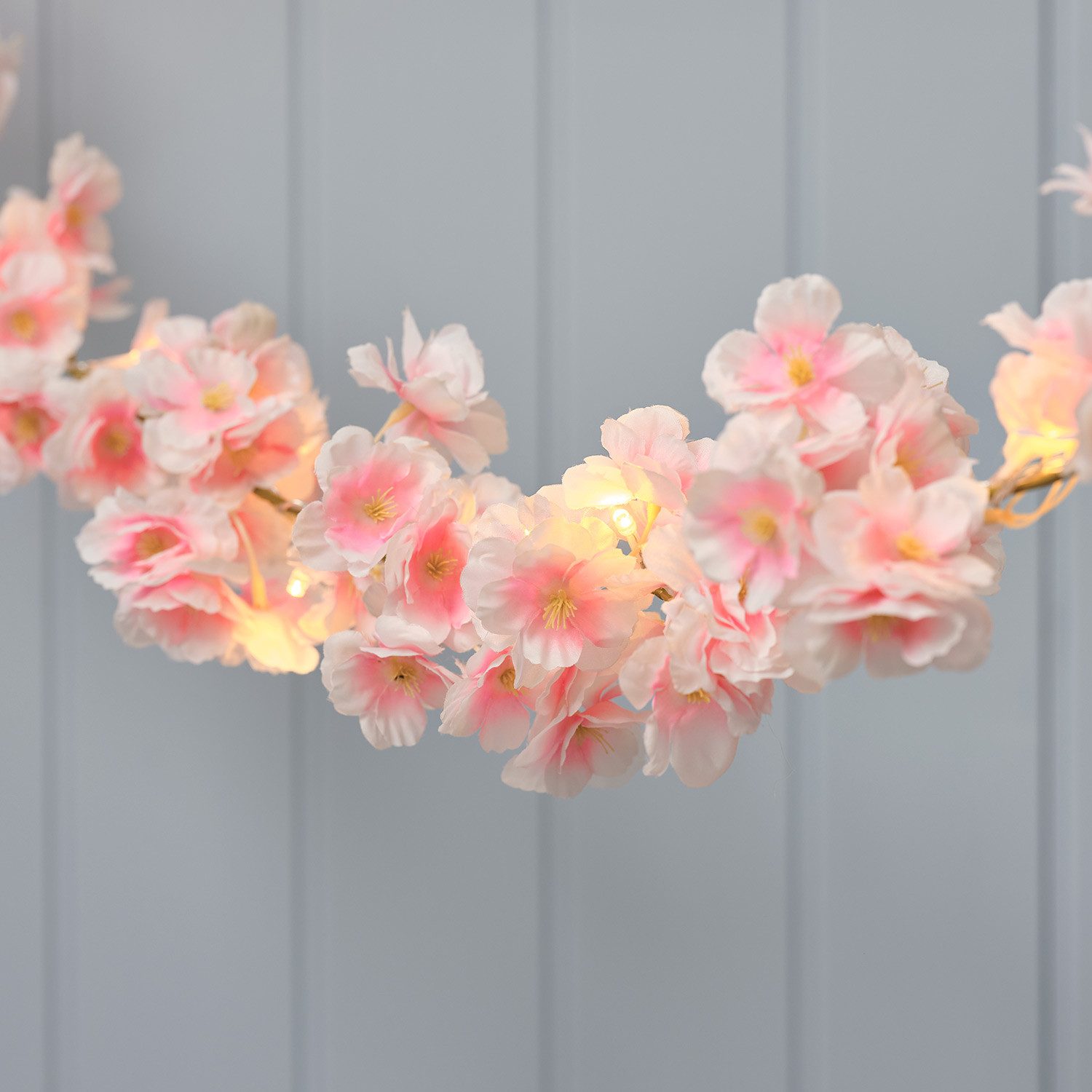 Lights4fun Girlanden Batteriebetriebene LED-Blumengirlande mit Timer in Pastellrosa