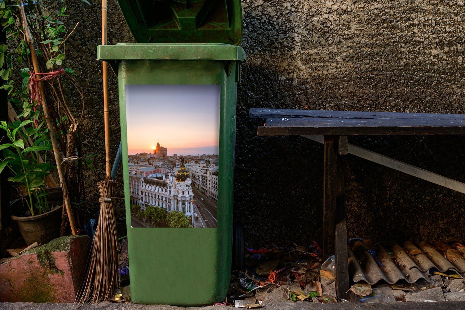 MuchoWow Wandsticker Madrid (1 Sticker, der in aus St), Mülleimer-aufkleber, Container, Spanien Vogelperspektive Mülltonne, Abfalbehälter