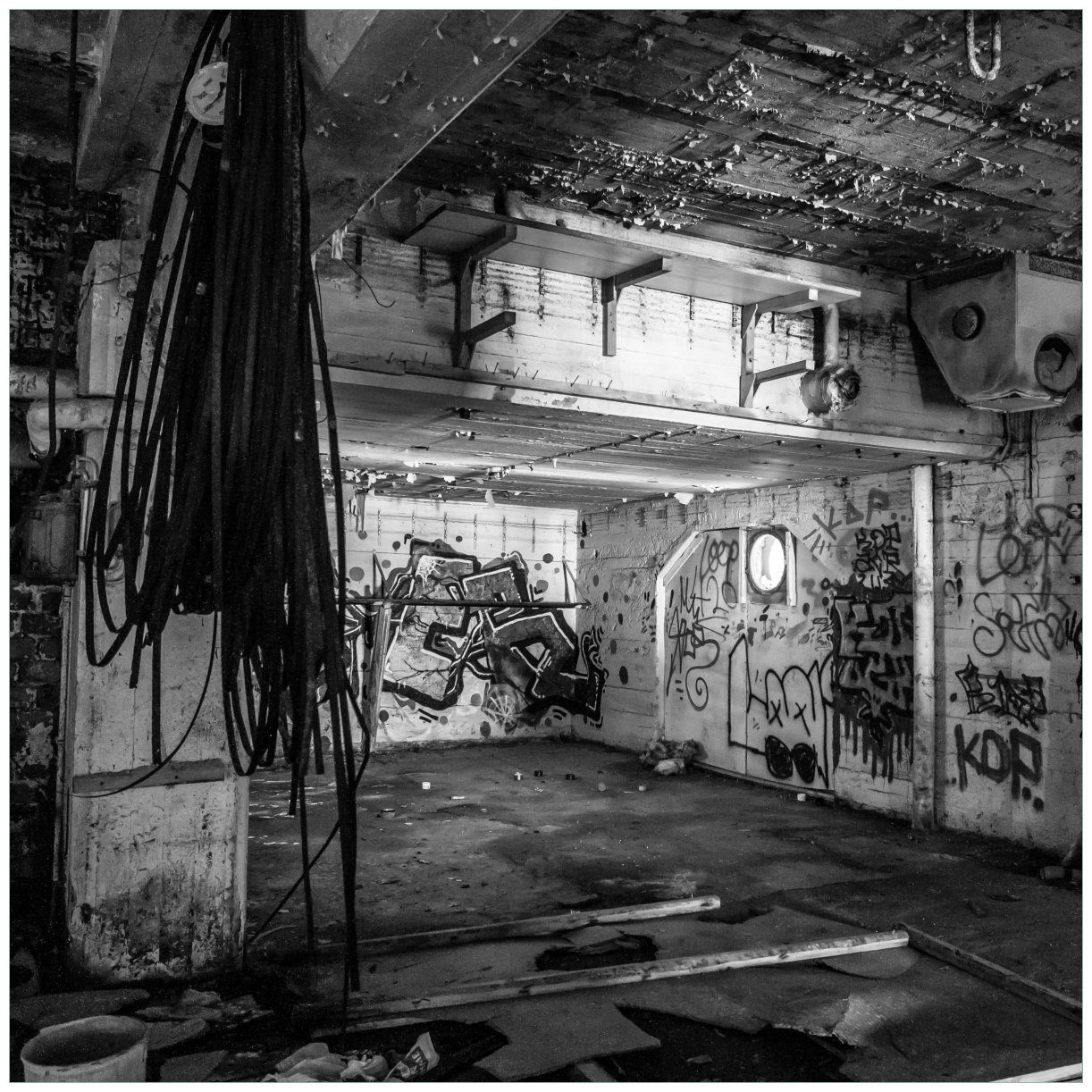 Wallario Tischplatte Alte verlassene Fabrik in schwarz weiß mit Graffiti (1  St), für Ikea Lack Tisch geeignet