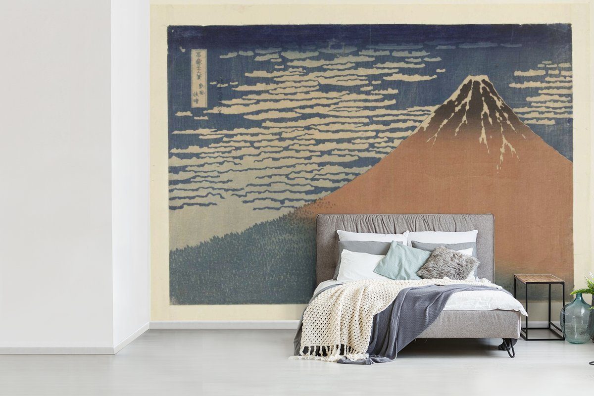 Hokusai, Fototapete für Katsushika bedruckt, - Vinyl und Tapete St), Wohnzimmer, Südwind Wetter Montagefertig ein Gemälde (6 Matt, von Klares Wandtapete MuchoWow