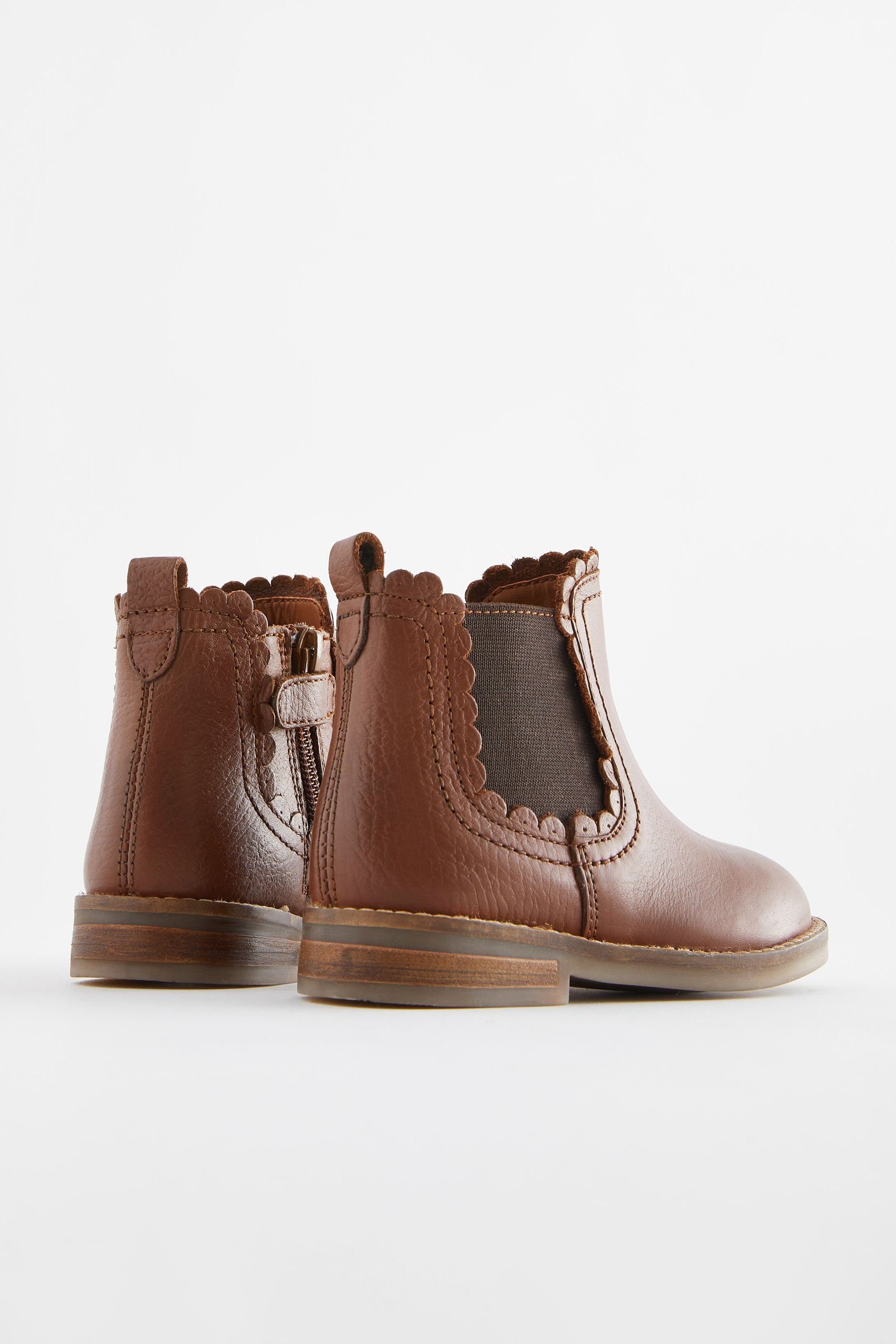 Next mit Muschelkante Brown Chelseaboots (1-tlg) Leather Chelsea-Boot Tan