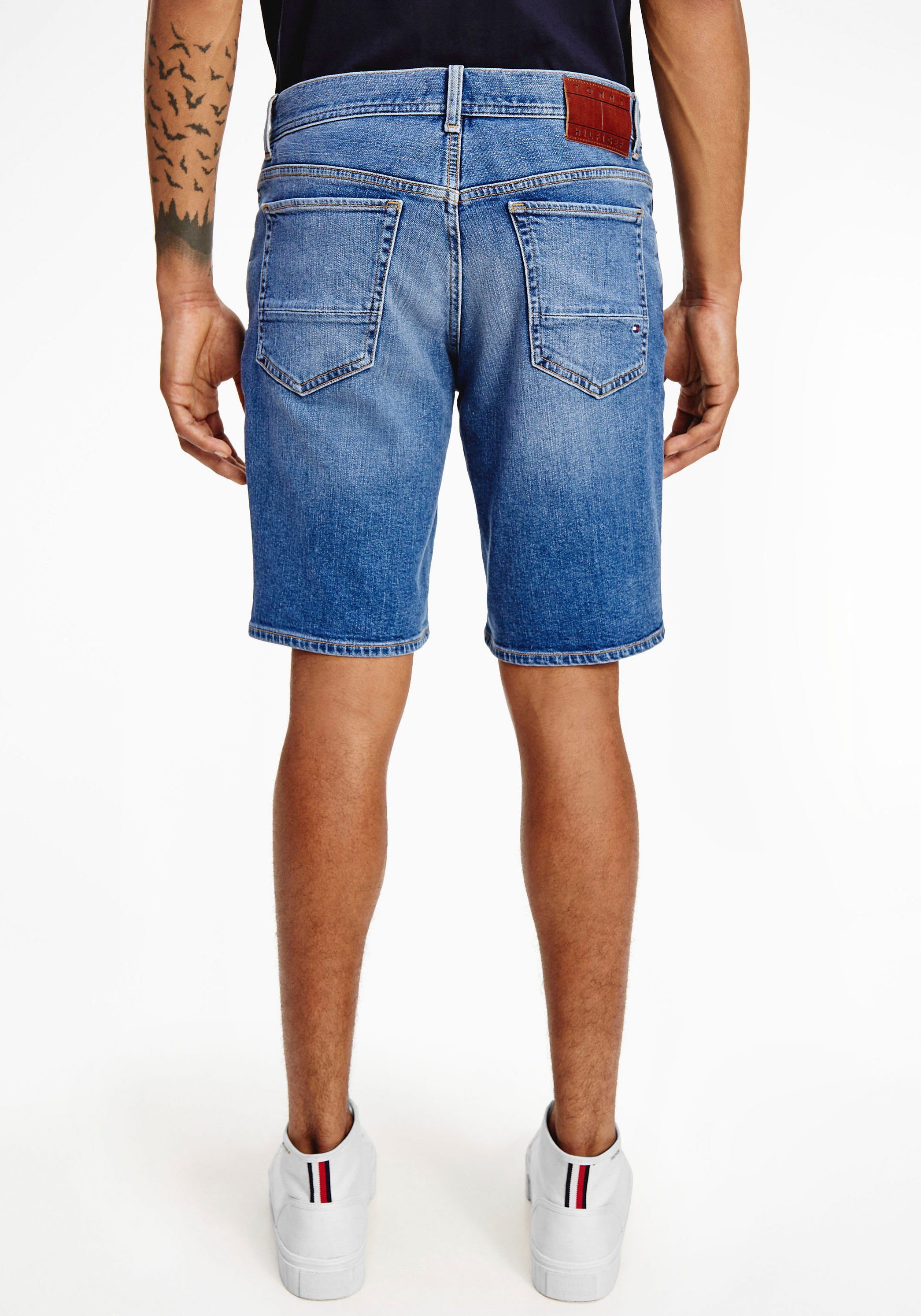 5PKT SHORT Hilfiger Jeansshorts Design GALE klassischem BROOKLYN in Tommy WHITE