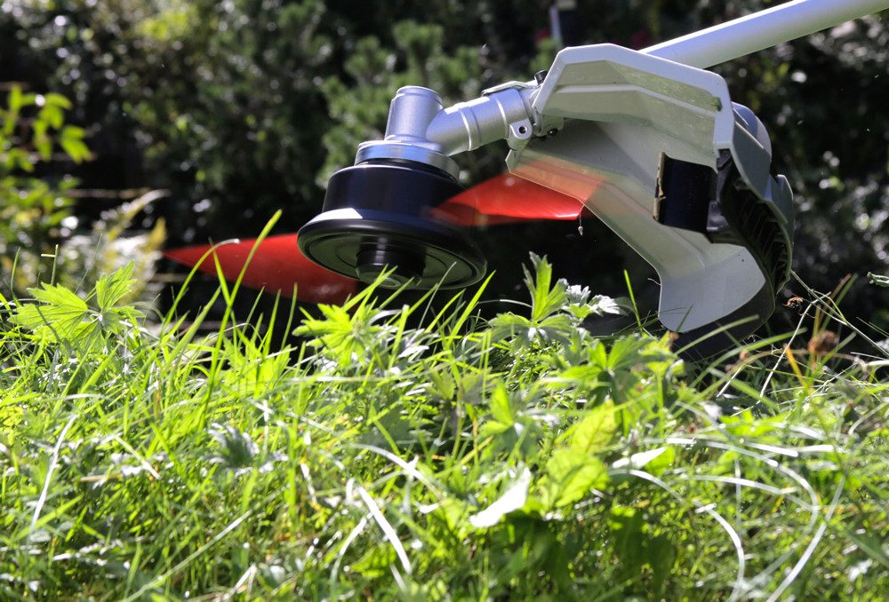 ikra GmbH Benzin-Freischneider IBF 31-4, 25,5 cm Arbeitsbreite Messer, 43 cm Arbeitsbreite Faden, (mit 8-Zahnmesser, Profischultergurt & Schutzschild), mit Fadenspule, Profi-Schultergurt, 3- & 8-Zahn-Messer & Schutzschild