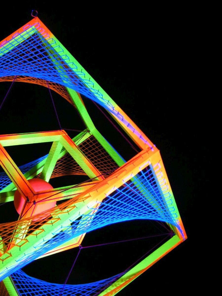 PSYWORK Dekoobjekt Schwarzlicht 3D StringArt Fadendeko Würfel "Neon Sunset", 55cm, UV-aktiv, leuchtet unter Schwarzlicht