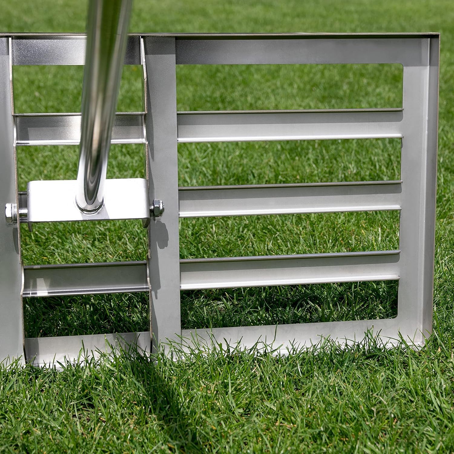 SattesGrün Rasenrechen Profi Lasercut Edelstahl Rasenrakel Rakel zum Sanden Abziehen, 75 cm Arbeitsbreite, Levelingrake Flächenebner Leveler Lawnleveling mit Stiel