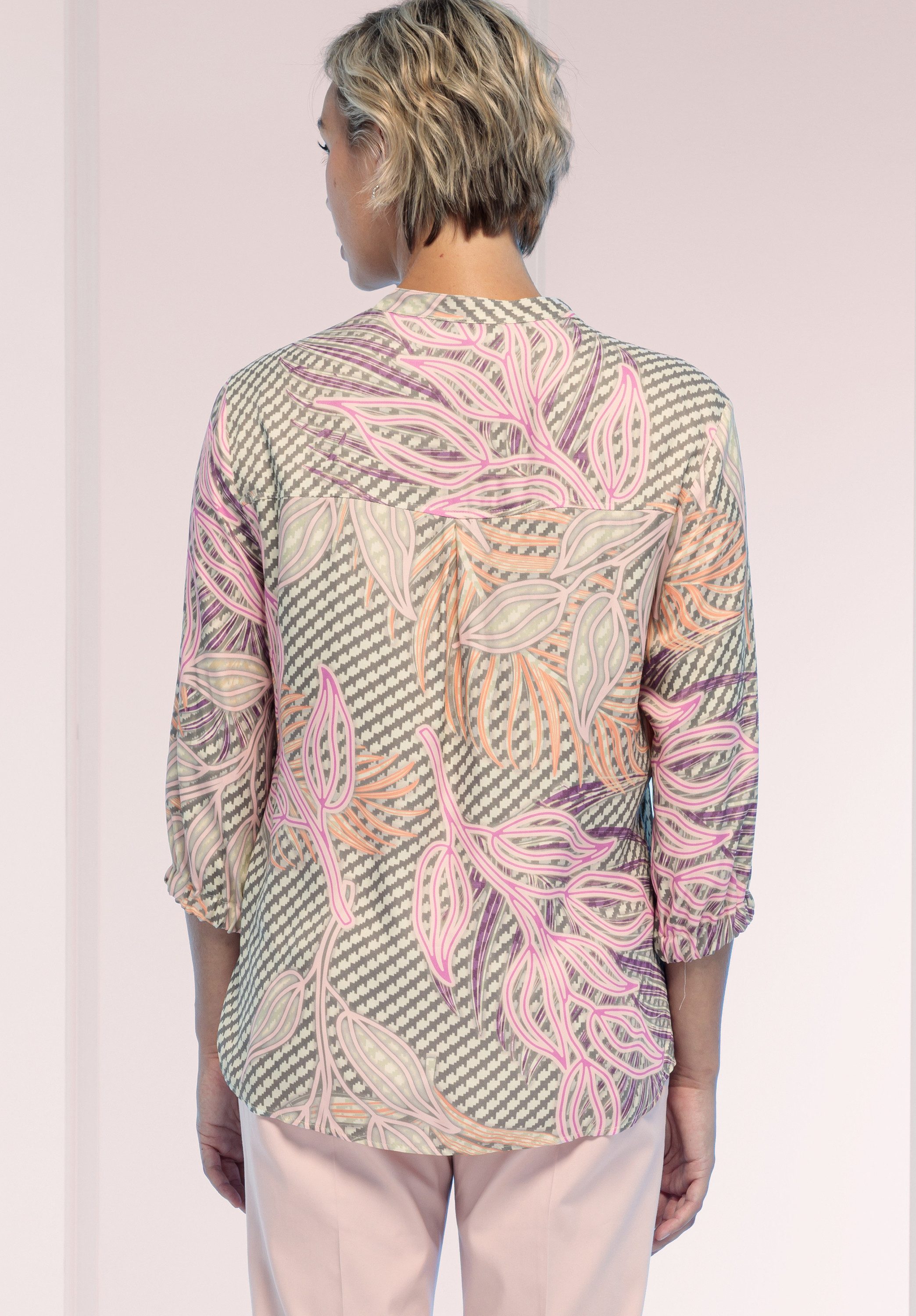 bianca Druckbluse ADINA in modernem Druck in Pastellfarben