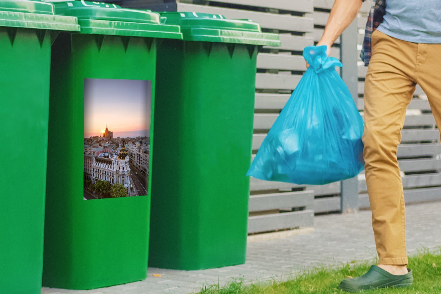 Container, Vogelperspektive Mülltonne, Wandsticker Mülleimer-aufkleber, der Abfalbehälter St), MuchoWow Spanien Sticker, (1 in aus Madrid