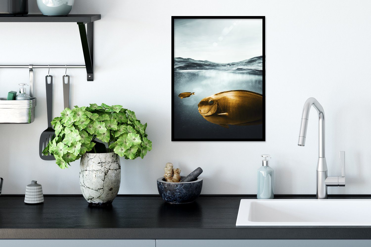 MuchoWow Poster Meer - Schwarzem Fisch Poster, Kunstdruck, Gerahmtes (1 Bilderrahmen Gold, Rahmen, mit - St)