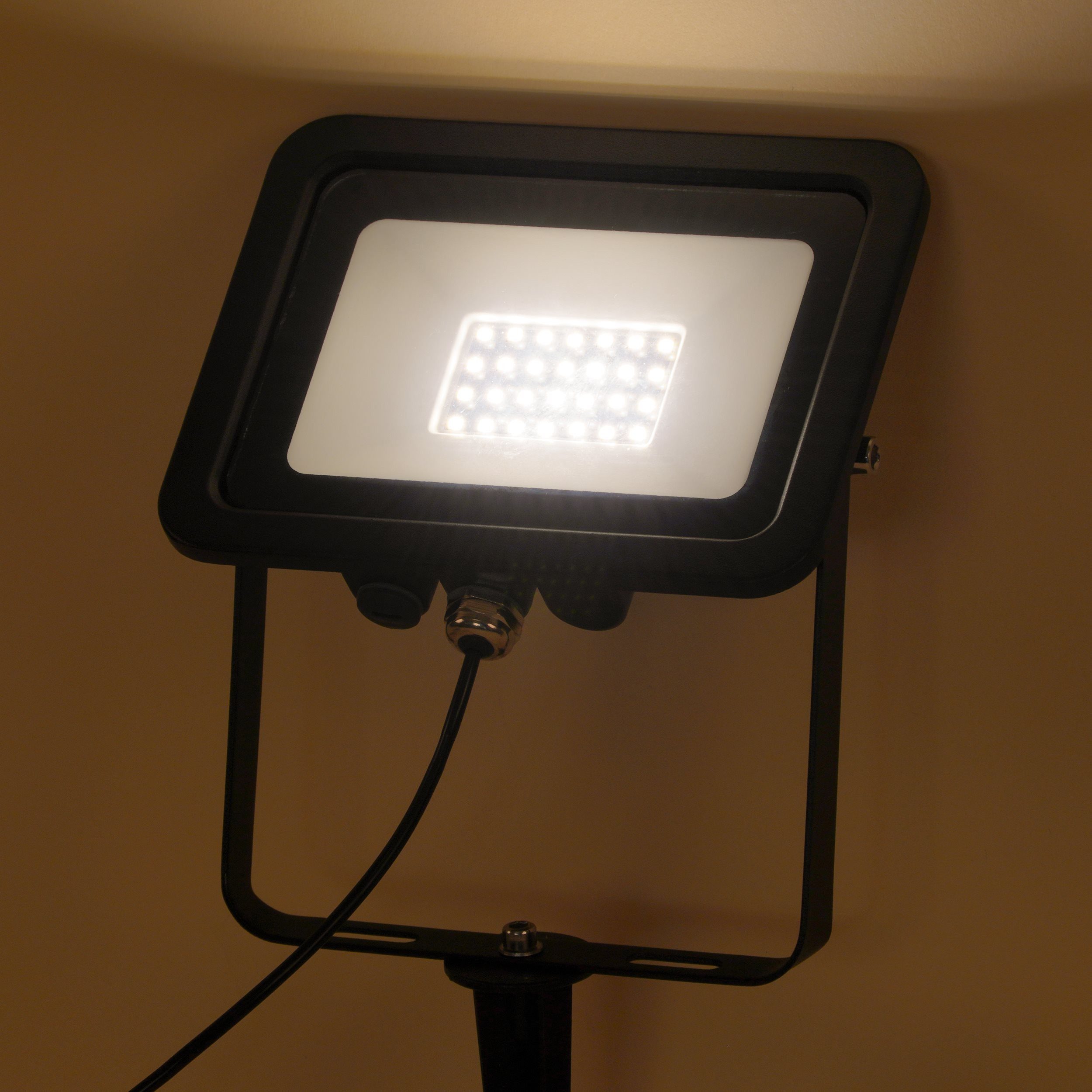 esotec LED Gartenstrahler ALU Wand+Boden Solarstrahler Power Flood 28LEDs 3000K außen 102701