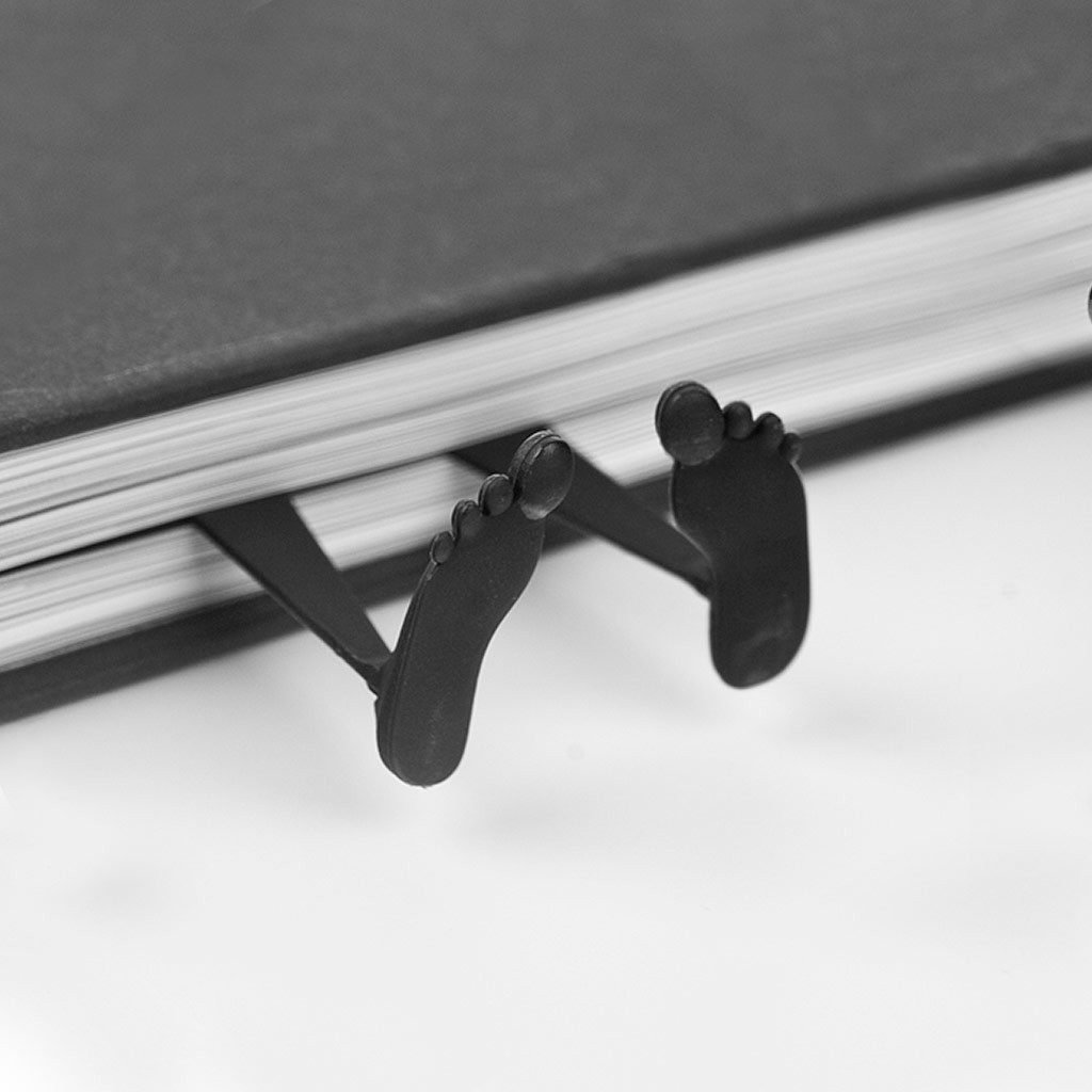 Balvi Lesezeichen Lesezeichen BOOK CRUSH schwarz, Lustiges Design Mann im Buch bookmark, I love Books