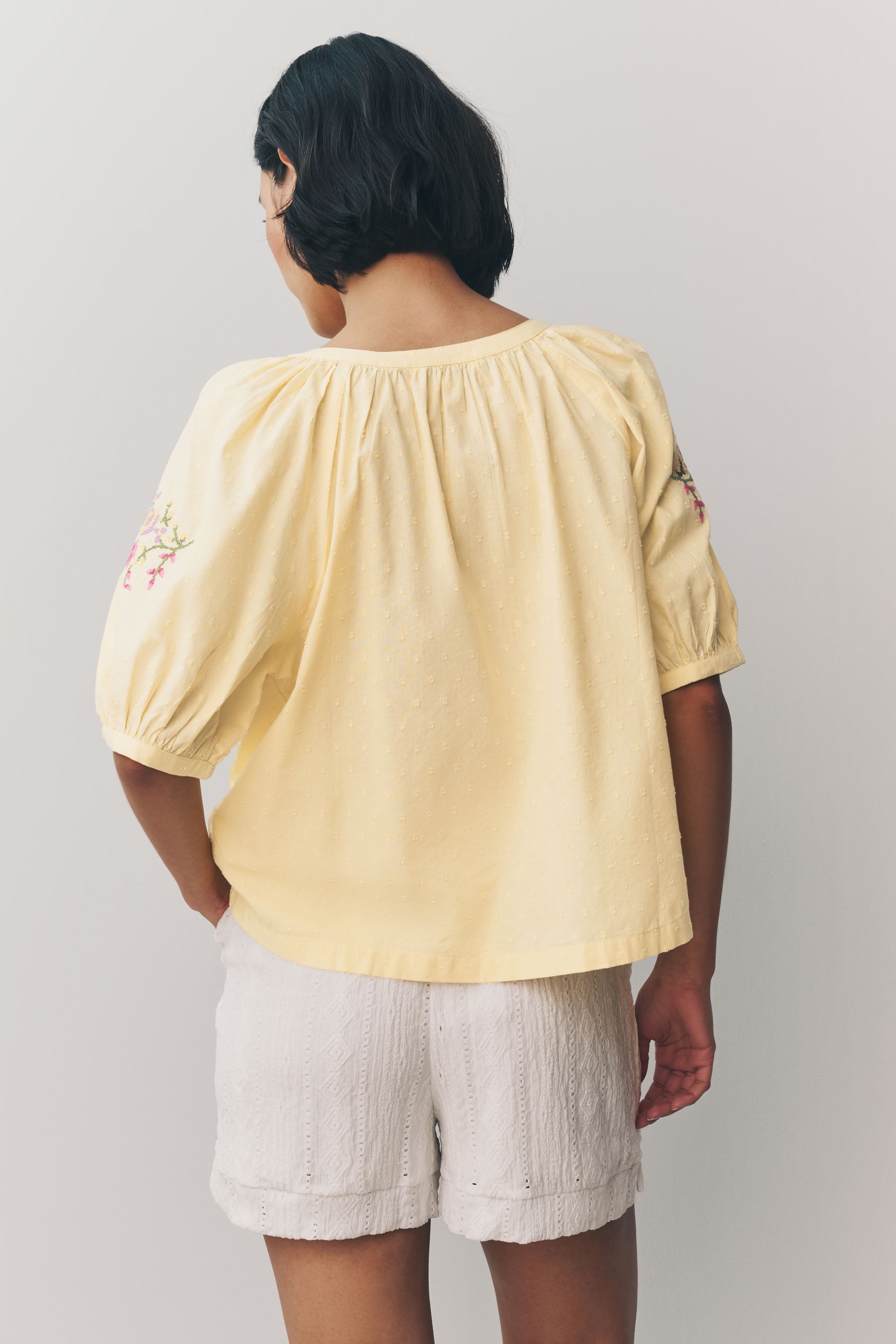 Next Blusenshirt Blumenbesticktes, kurzärmeliges Oberteil (1-tlg) günstig online kaufen