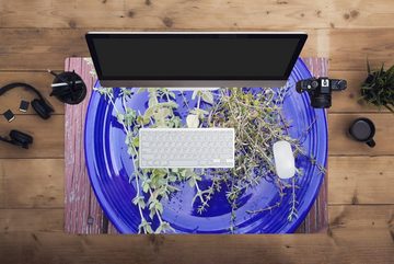MuchoWow Gaming Mauspad Ein blauer Teller mit aromatischem Thymian auf einem Holztisch (1-St), Büro für Tastatur und Maus, Mousepad Gaming, 90x60 cm, XXL, Großes
