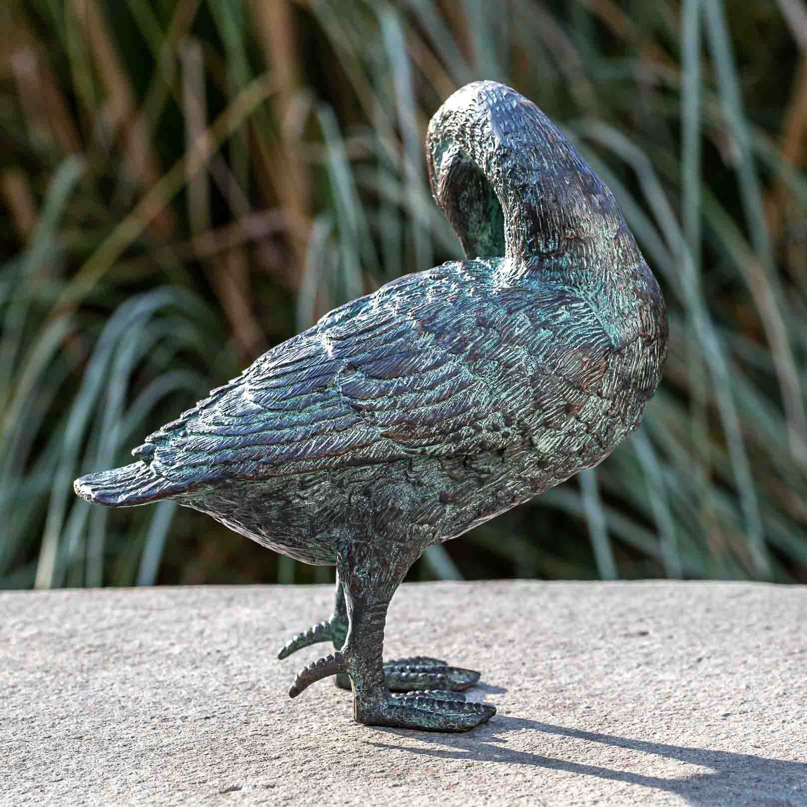 Eine Bronze die IDYL Ente IDYL Gartenfigur sich Bronze-Skulptur wäscht,