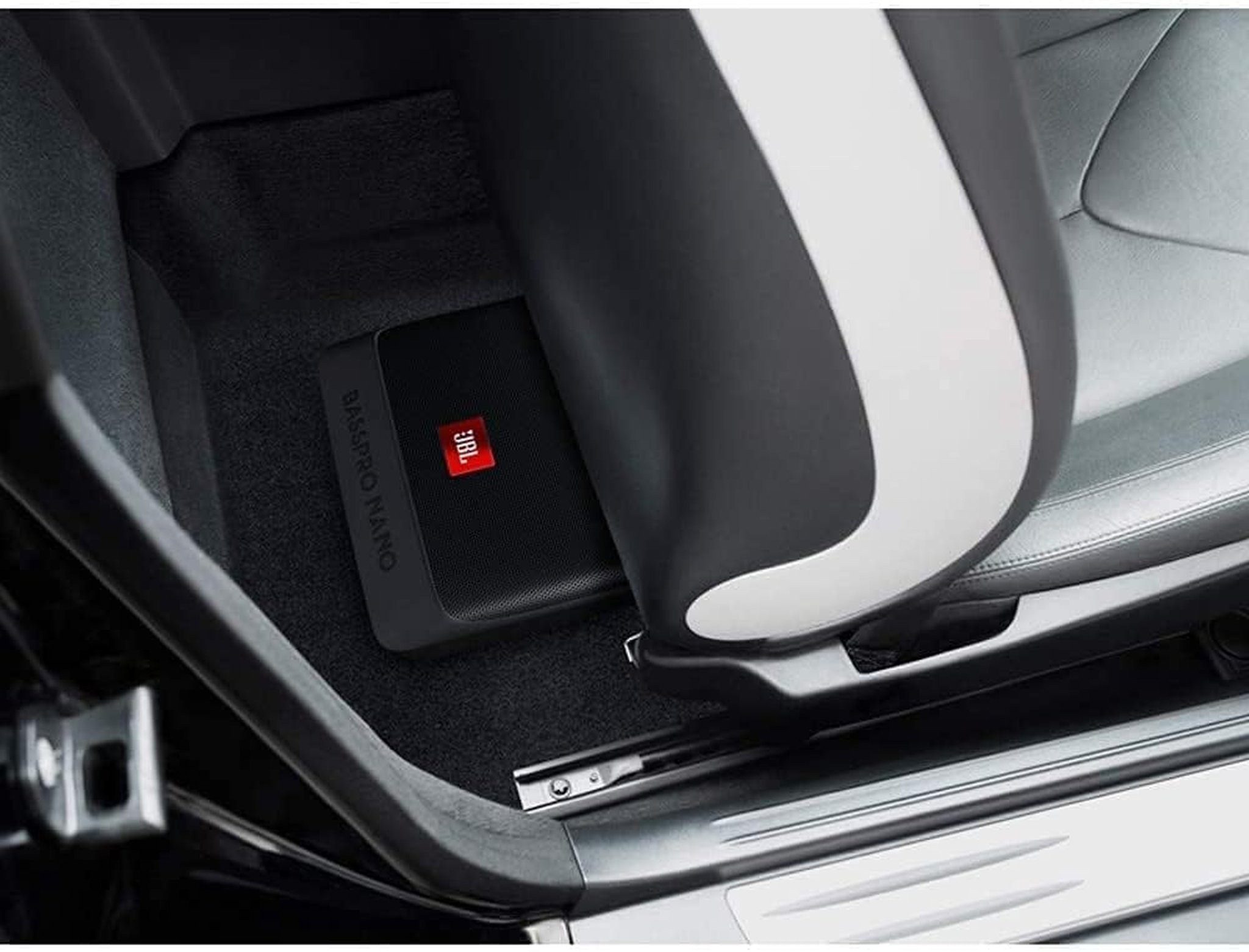 JBL JBL BassPro Nano Ultra-Kompaktes aktives Untersitz Subwoofer Set 15 x Auto-Subwoofer