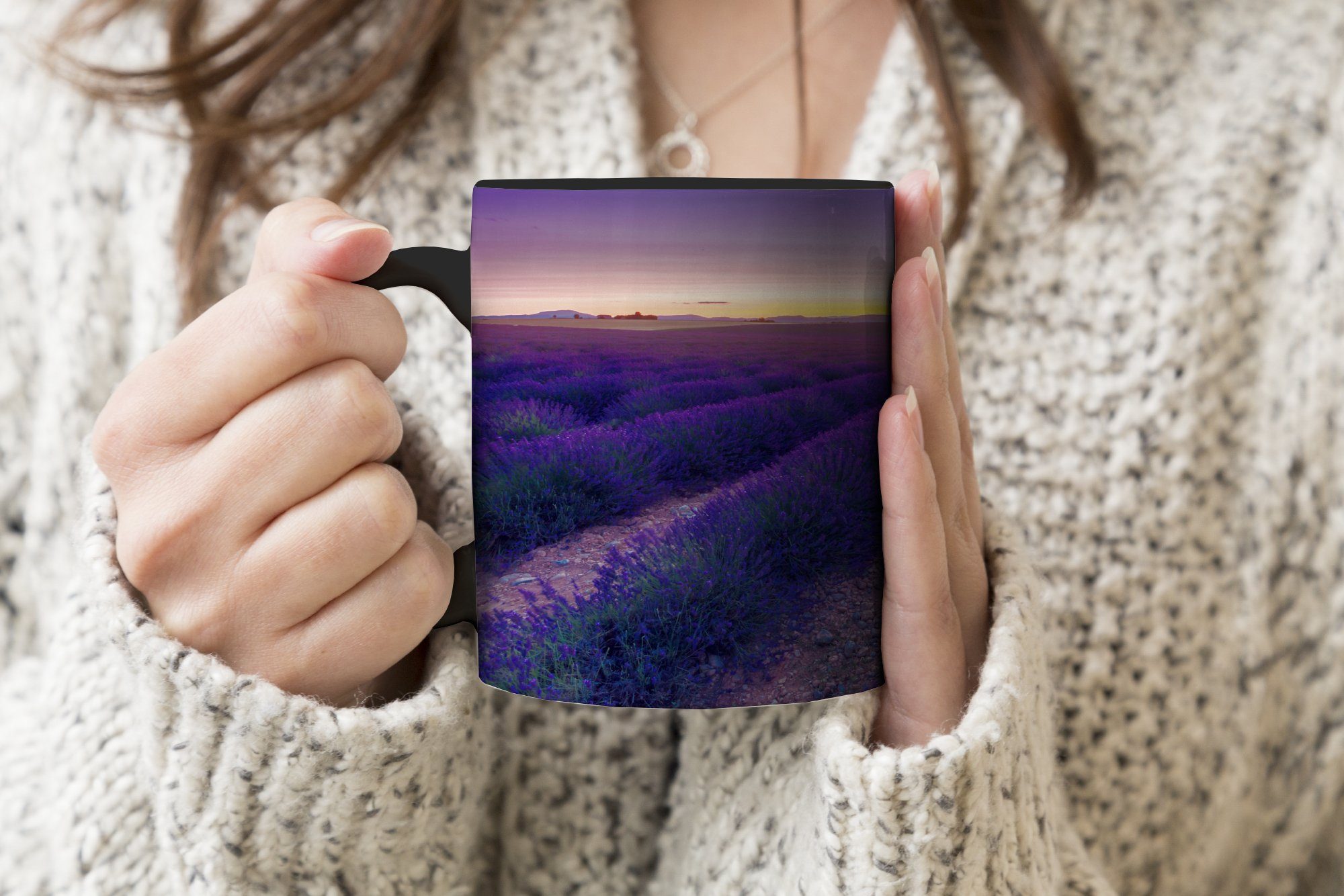 MuchoWow Tasse Geschenk Farbwechsel, einem Lila Kaffeetassen, Himmel in über Lavendelfeld, Reihen Keramik, Zaubertasse, Teetasse