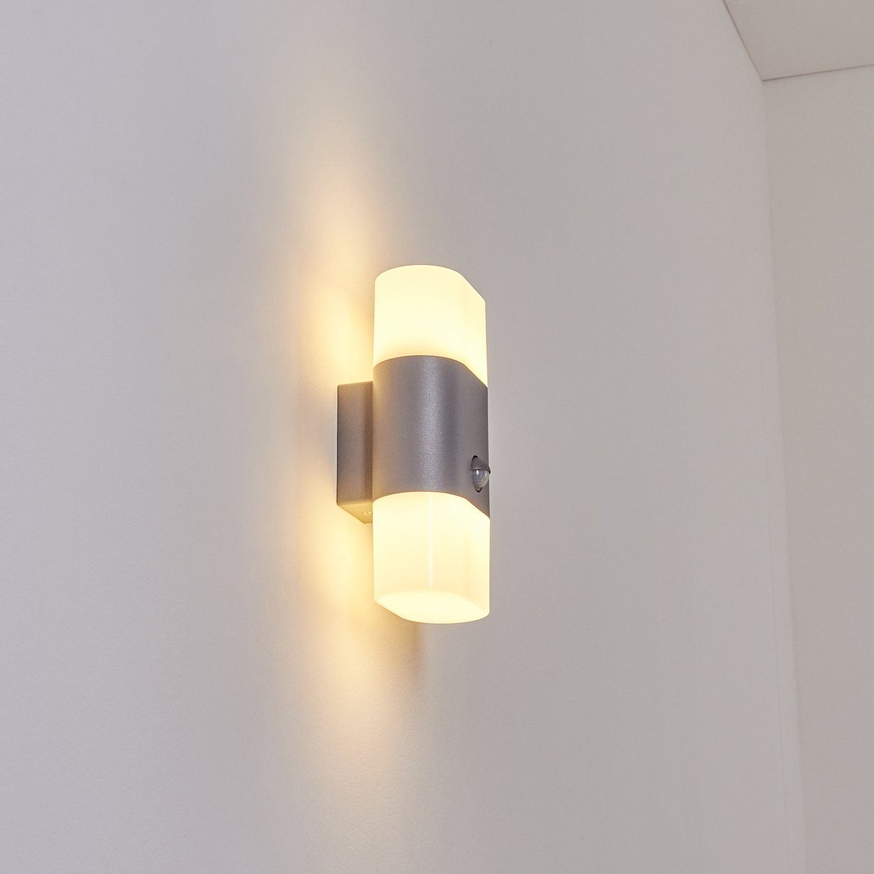 wechselbar, aus Lichteffekt, hofstein Dämmerungssensor, Metall/Kunststoff IP44 Bewegungsmelder, Außen-Wandleuchte Grau/Weiß, 1300 Wandlampe Lumen, in LED