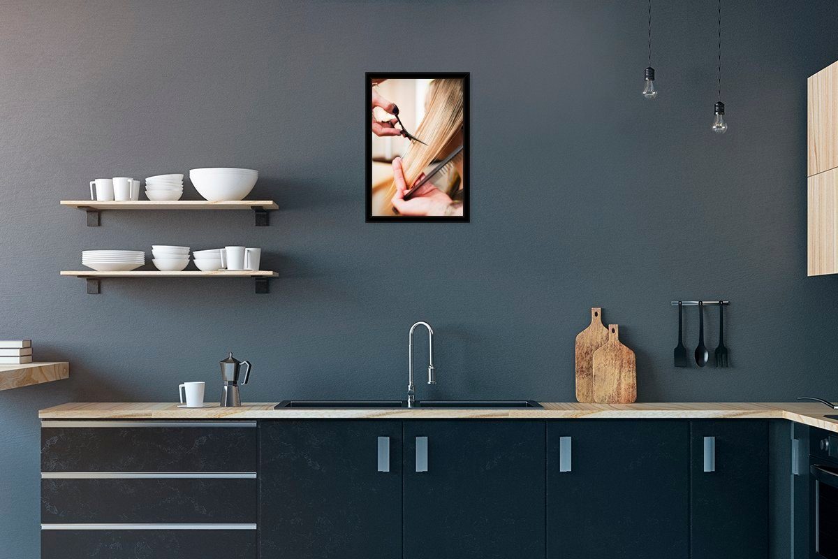 MuchoWow Poster Eine Frau wird von einem Friseur geschnitten, (1 St), Bilderrahmen, Zimmer Deko, Bild für Wohnzimmer, 20x30 cm