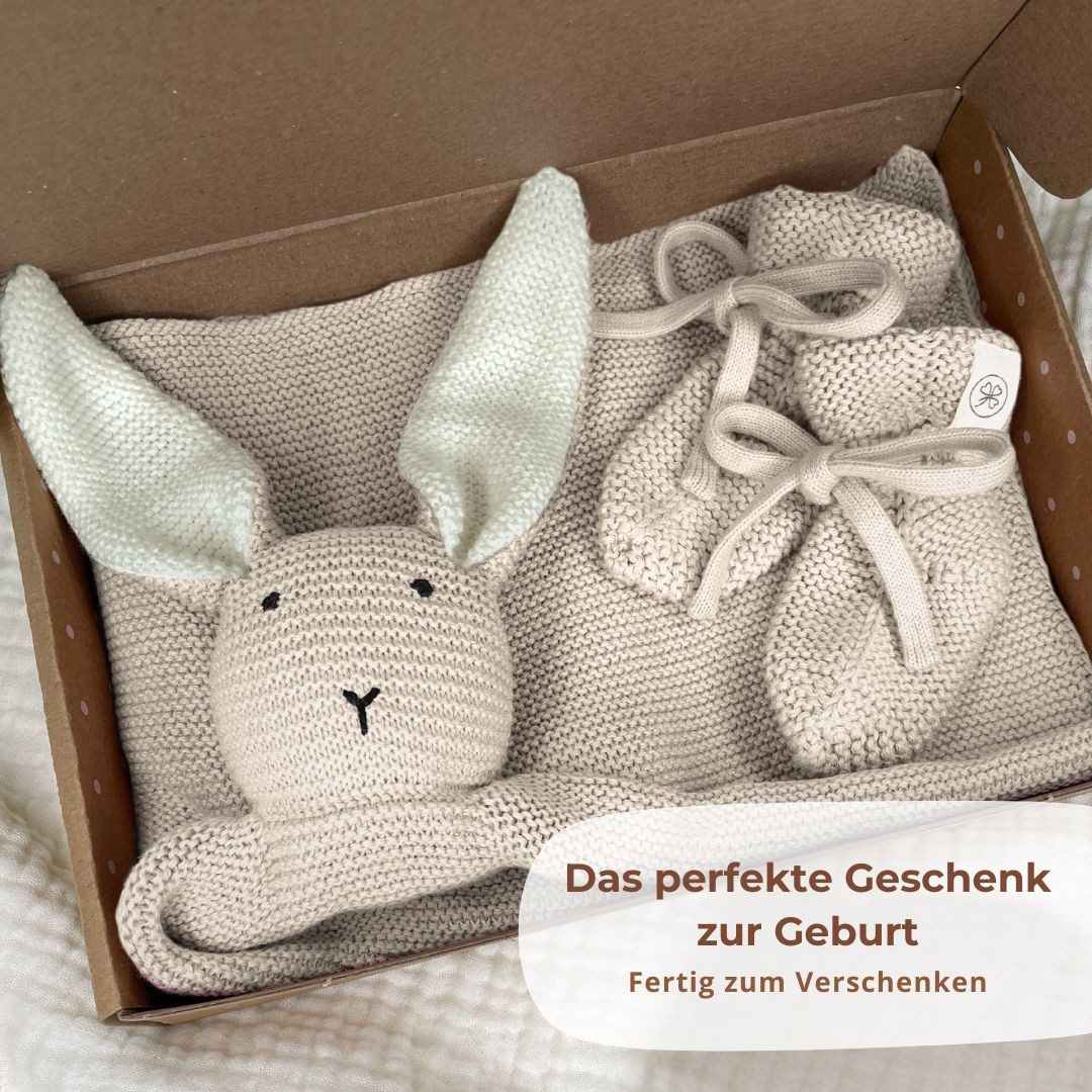 DIKOS Kuscheltuch SCHMUSE-Hase mit Söckchen 100% Bio-Baumwolle PREMIUM Geschenkset, (Strick-Set, Schnuffeltuch mit süßem Hasen - perfekt als erster Kuschelfreund), Geschenk zur Geburt, Babygeschenk, Erstausstattung Neugeborene