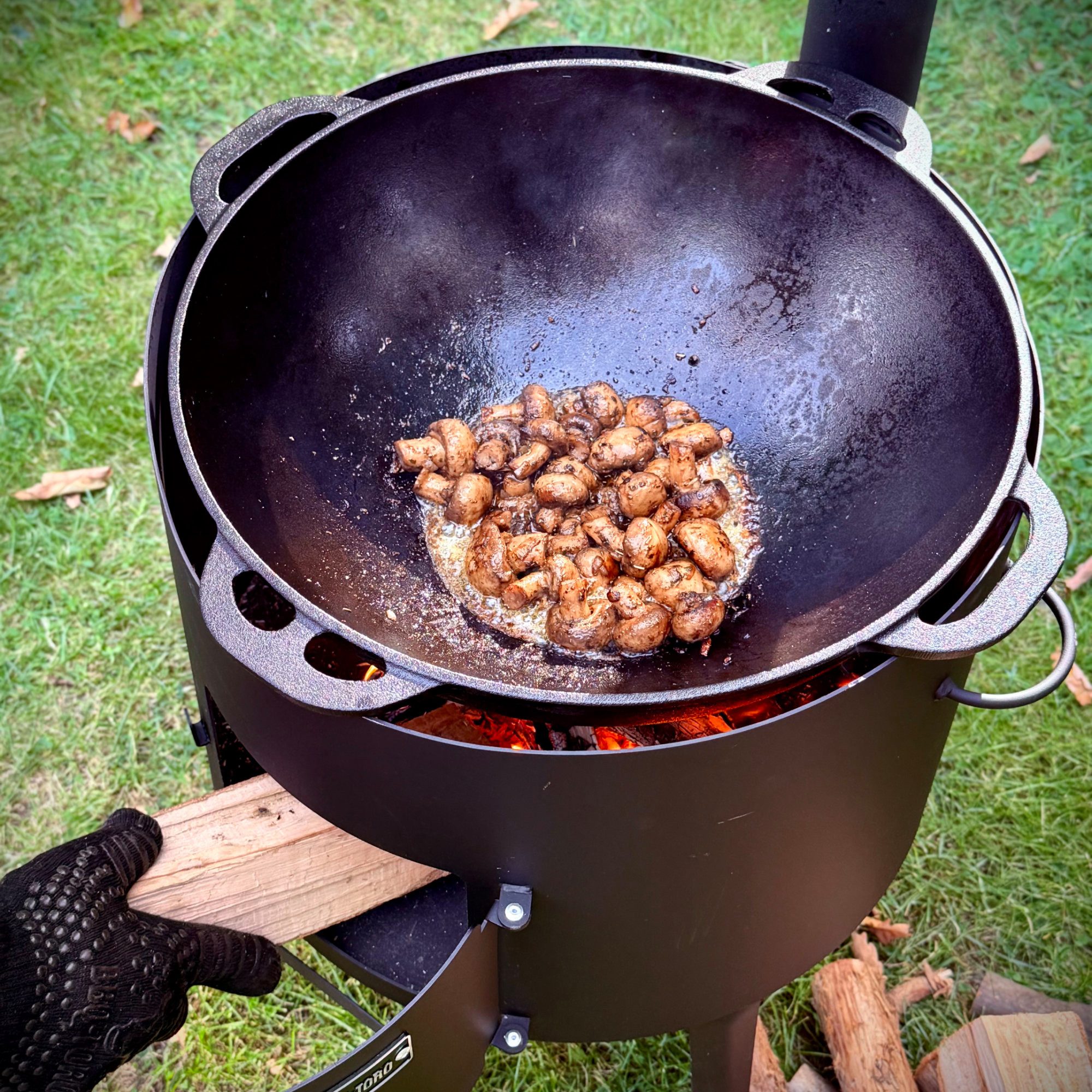 BBQ-Toro Feuerstelle Gusseisen Kazan 19 L mit Kazan Ofen Ø 44 cm, Gusstopf mit Deckel
