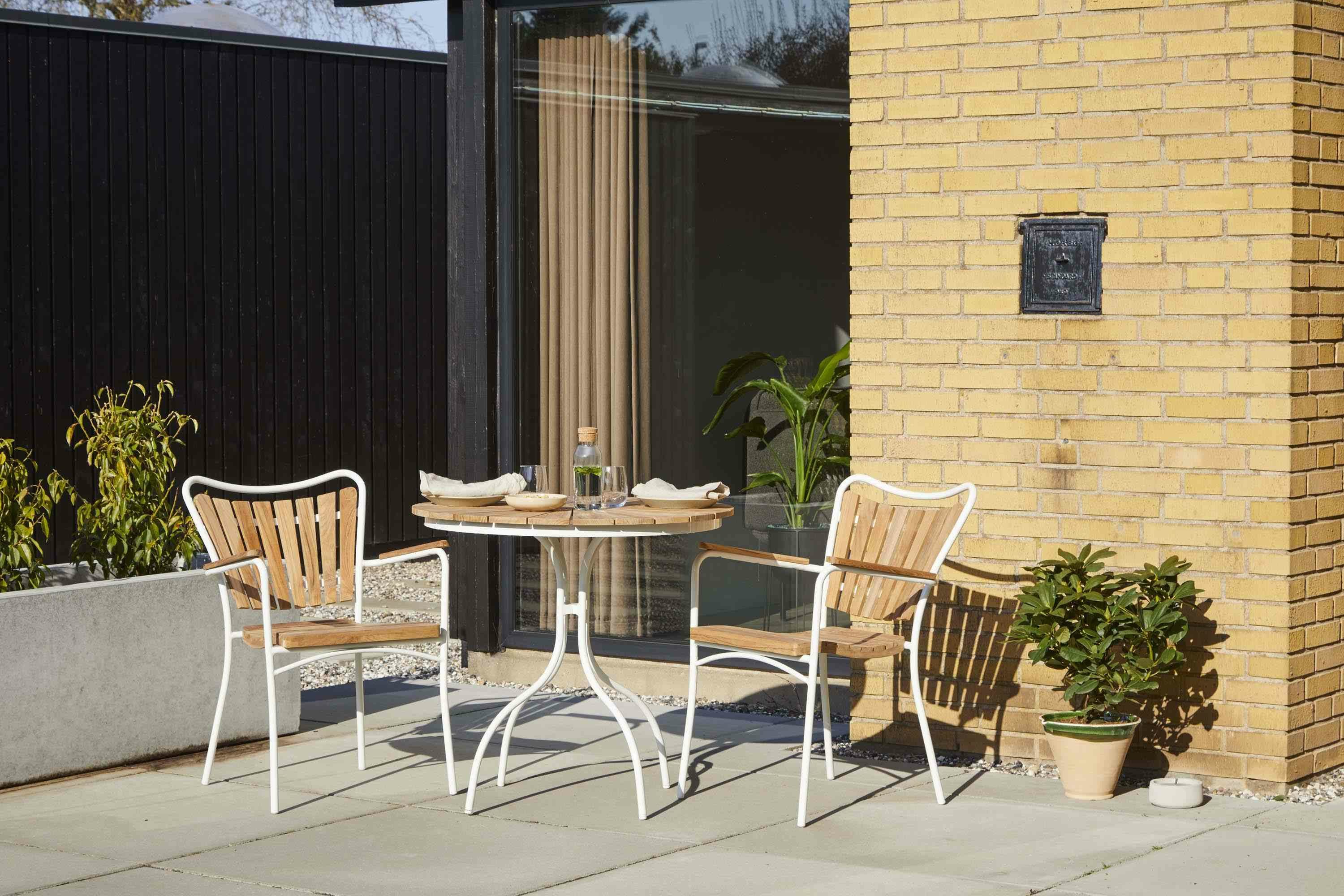 Cinas Gartentisch Ellen, Wasserresistent, warmes Holzfinish, standfeste Konstruktion