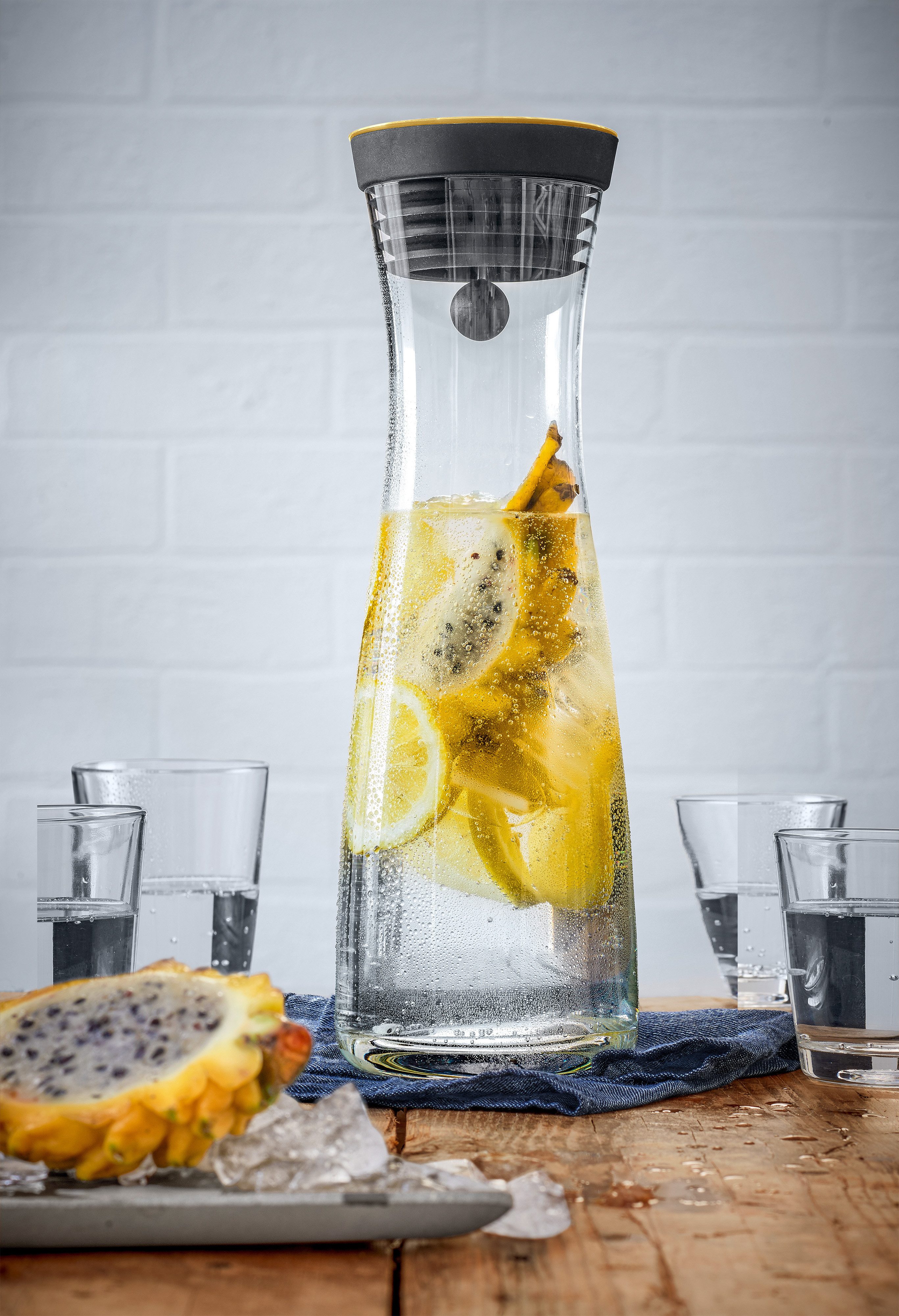 WMF Wasserkaraffe Basic für Kalt- und Warmgetränke, Silikonrand, 1 l Fassungsvermögen, Close-Up-Verschluss ink. integriertem Sieb, spülmaschinengeeignet