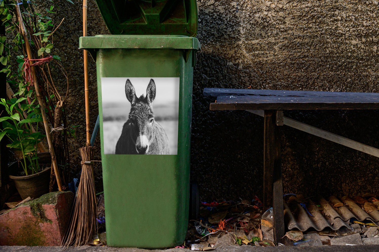 Mülltonne, Schwarz - (1 Sticker, - - Mülleimer-aufkleber, Abfalbehälter MuchoWow Weiß Wandsticker St), Esel Container, Tiere