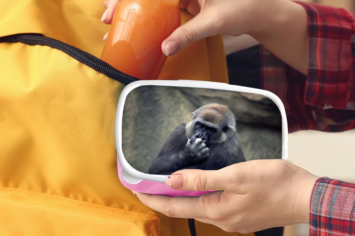 Niedlicher an Gorilla kratzt für Erwachsene, Brotdose sich Nase, (2-tlg), Kunststoff Lunchbox Snackbox, Kinder, MuchoWow rosa Brotbox der Mädchen, Kunststoff,