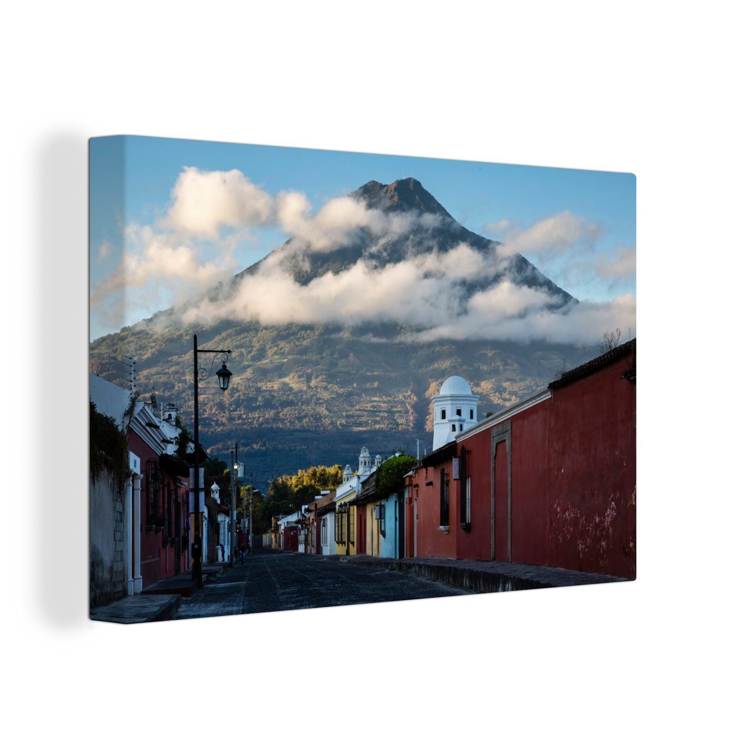 OneMillionCanvasses® Leinwandbild Einige Wolken bilden sich um die Antigua von der City Street in, (1 St), Wandbild Leinwandbilder, Aufhängefertig, Wanddeko, 30x20 cm