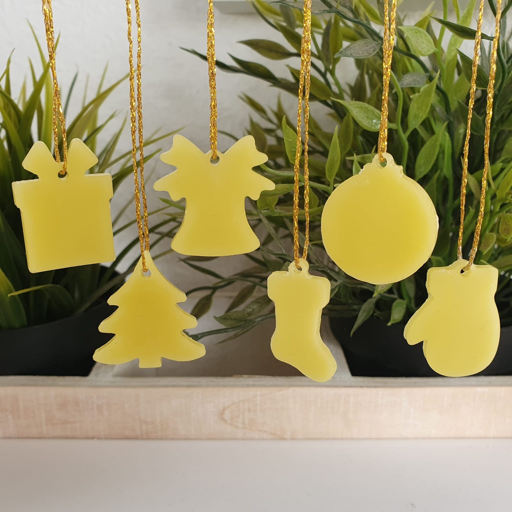 Aspinaworld Christbaumschmuck Christbaumschmuck 6er Set Geschenk und Stiefel 3 cm natur – Anhänger (6-tlg)