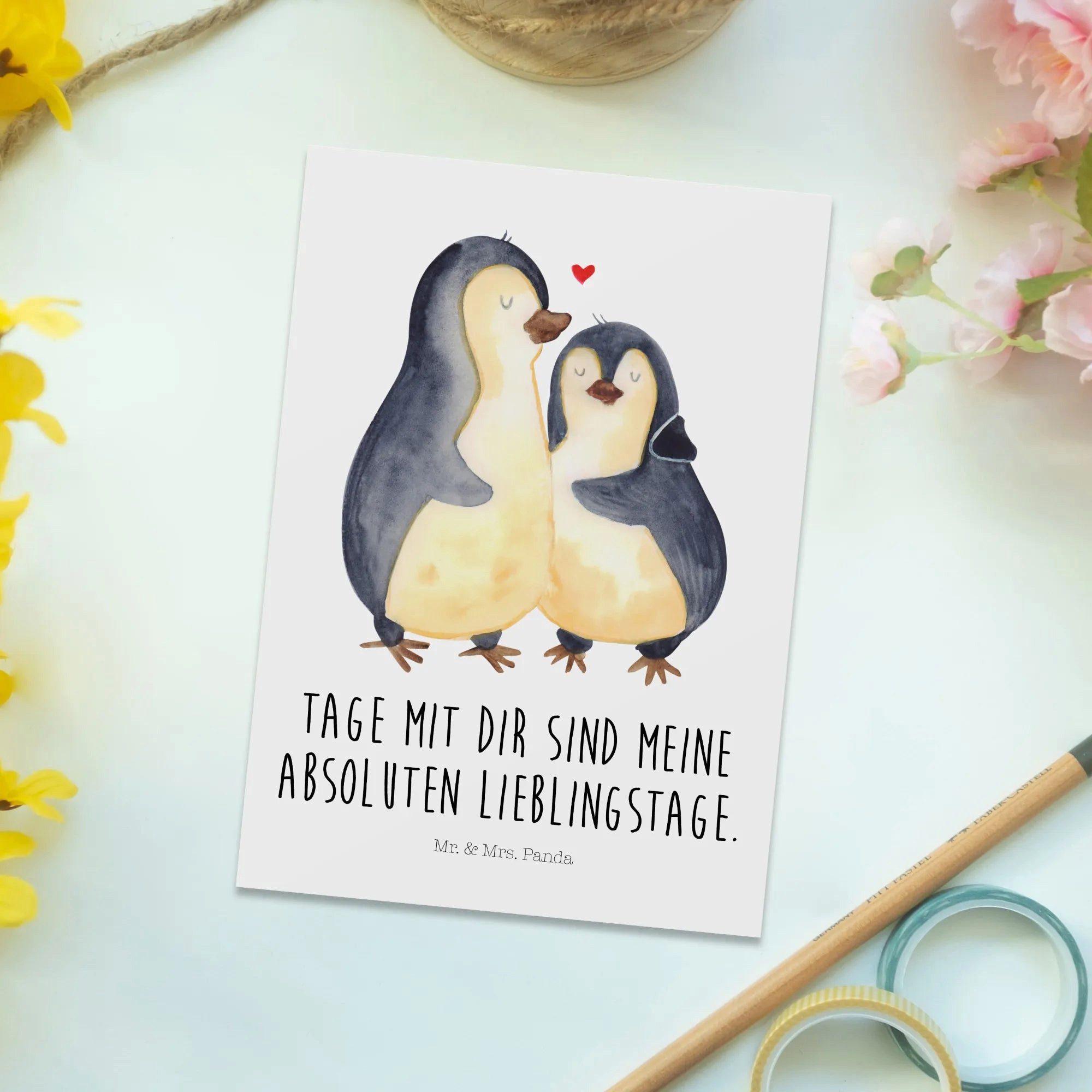 Thumbnail - Mr. & Mrs. Panda Postkarte Pinguin umarmen - Weiß - Geschenk, Liebesbeweis, Grußkarte, Hochzeit, Glänzende Vorderseite