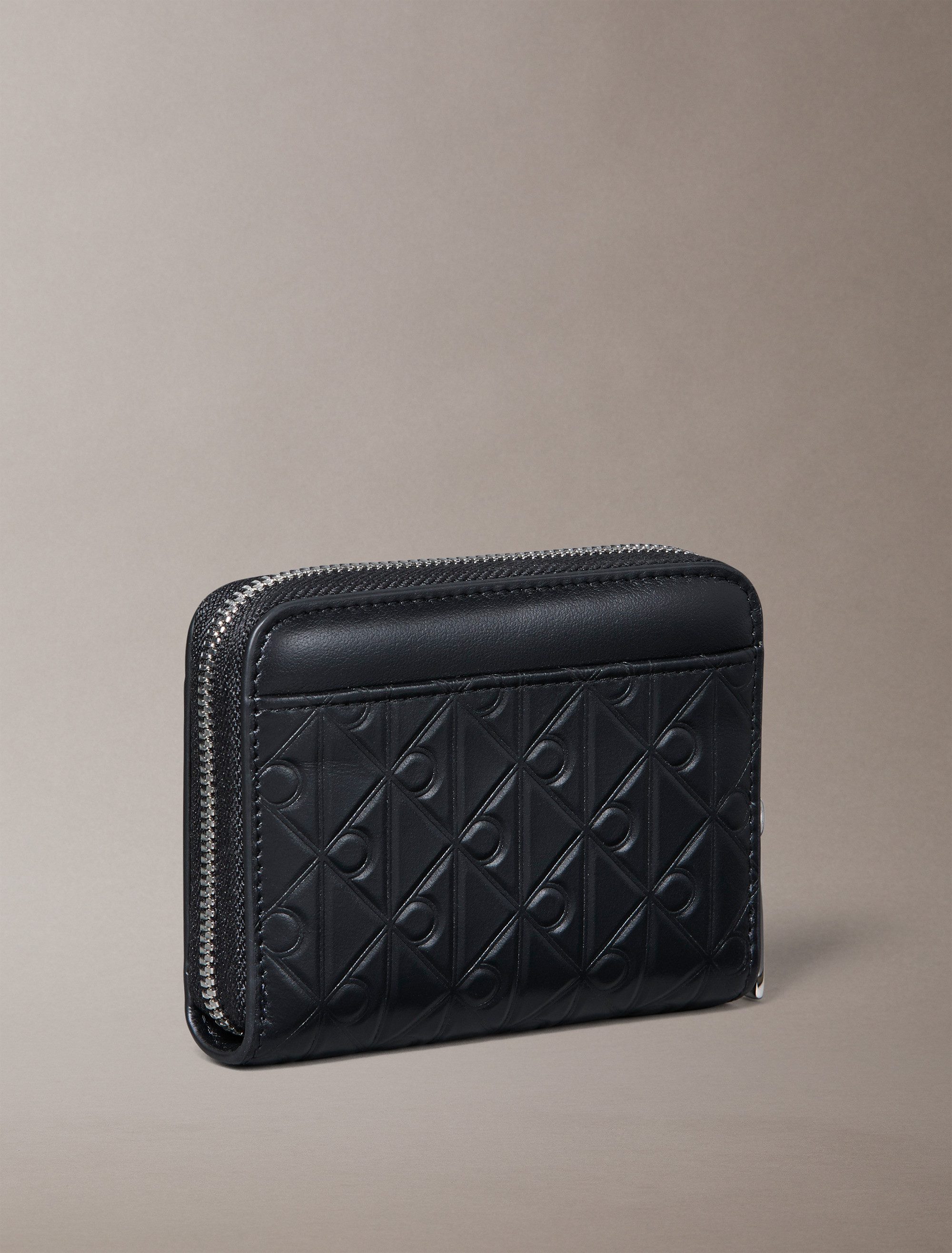 Calvin Klein Geldbörse EMBLEM AOP EMBOSSED ZIP AROUND, Damen Geldbeutel, Portemonnaie mit CK-Schriftzug