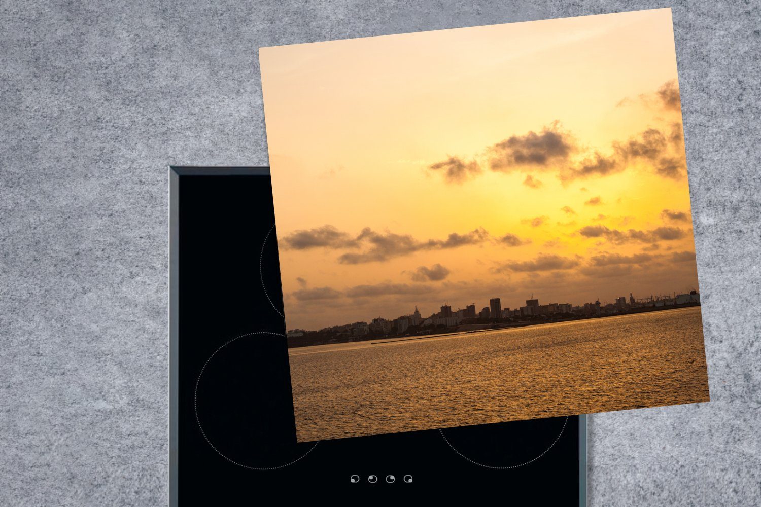 Ceranfeldabdeckung, mit Sonnenuntergang Meer der über Ferne dem für 78x78 MuchoWow Vinyl, Herdblende-/Abdeckplatte von in, tlg), küche in (1 cm, Gorée Ein Arbeitsplatte Dakar